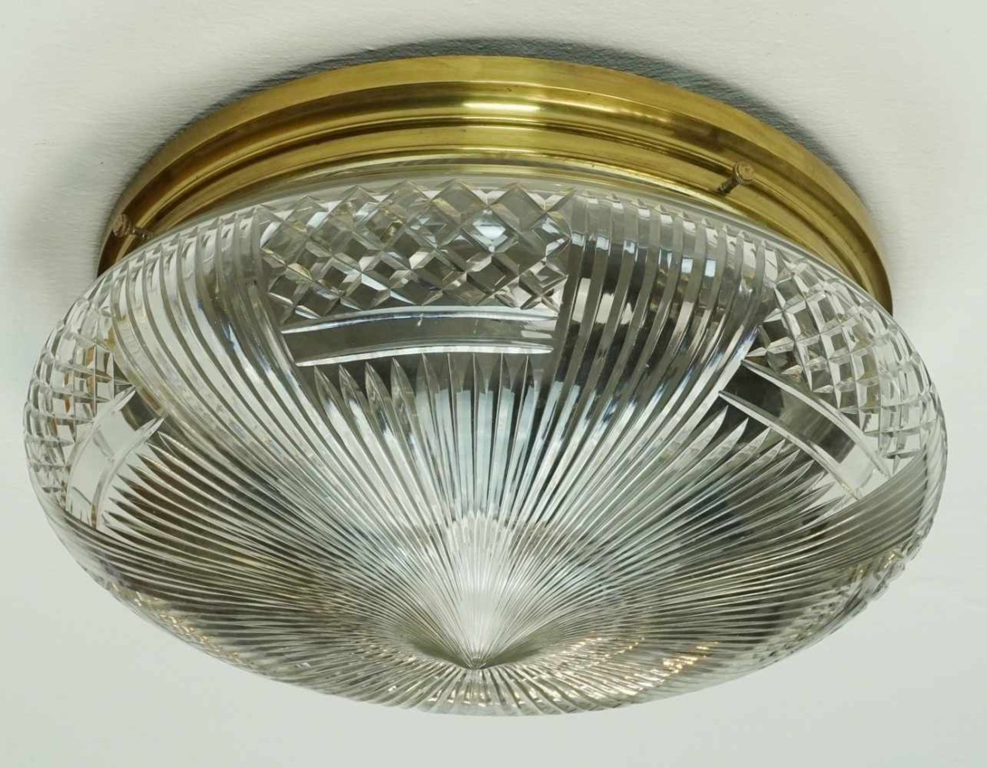 Runde Kristallglas Deckenlampe, um 1920Messing, reich verschliffenes Kristallglas, altersgemäß guter