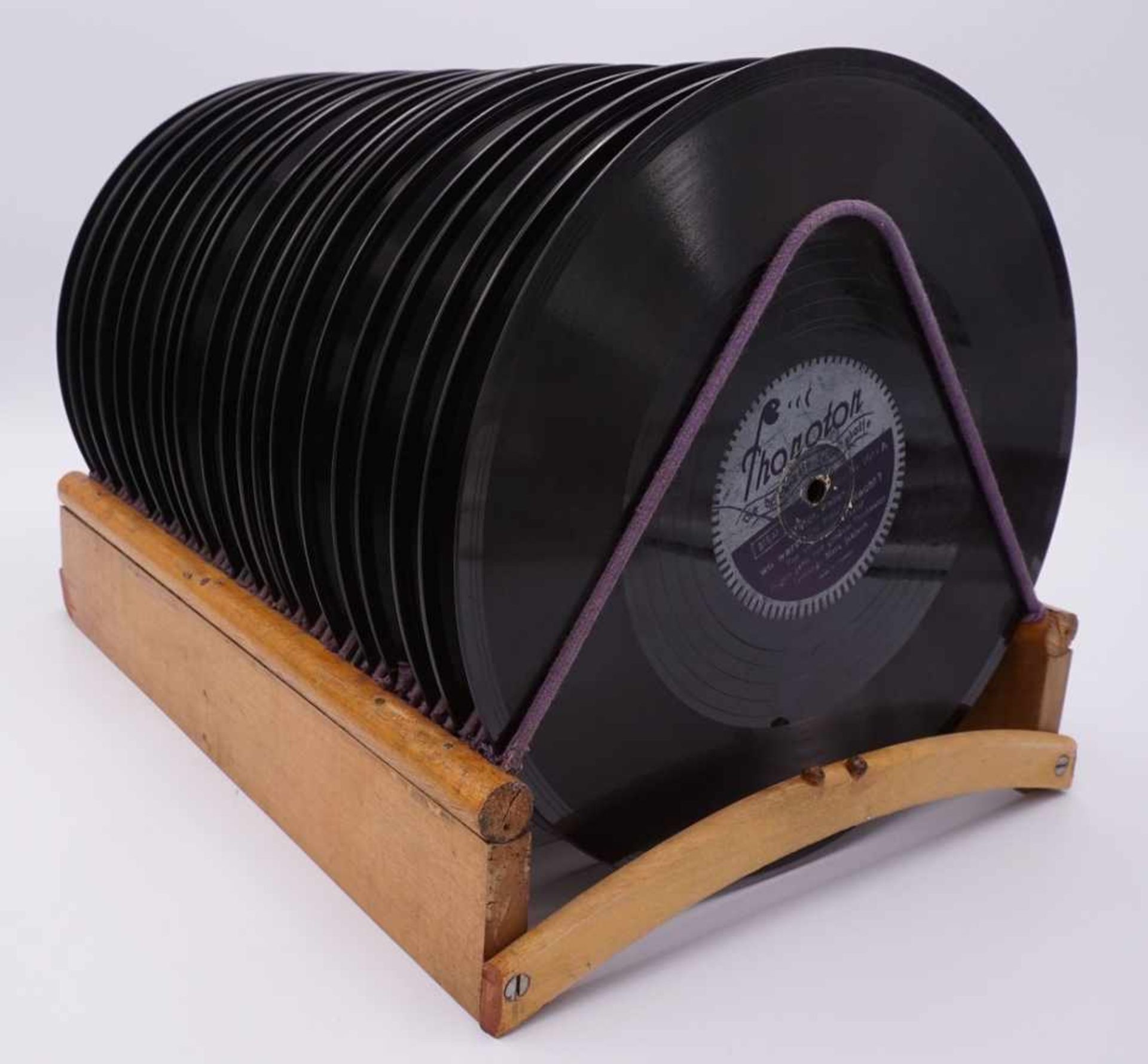 20 SchellackplattenTanz- und Unterhaltungsmusik, im Ständer, guter ZustandBitte besichtigen.