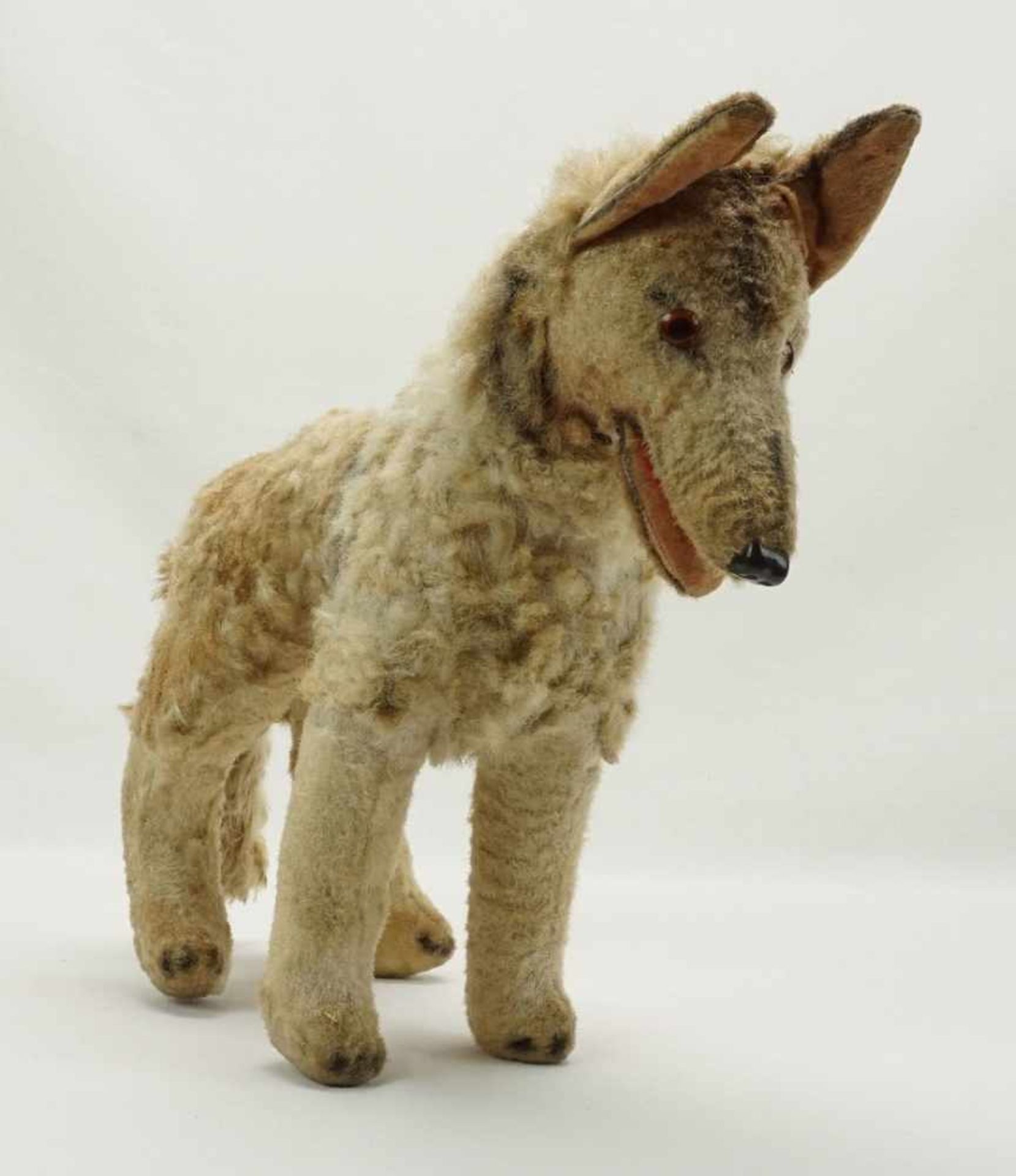 Hund mit Holzwolle Füllung, 1. Hälfte 20. Jh.Mohair, Glasaugen, gemaltes Gesicht, altersgemäßer - Bild 2 aus 2