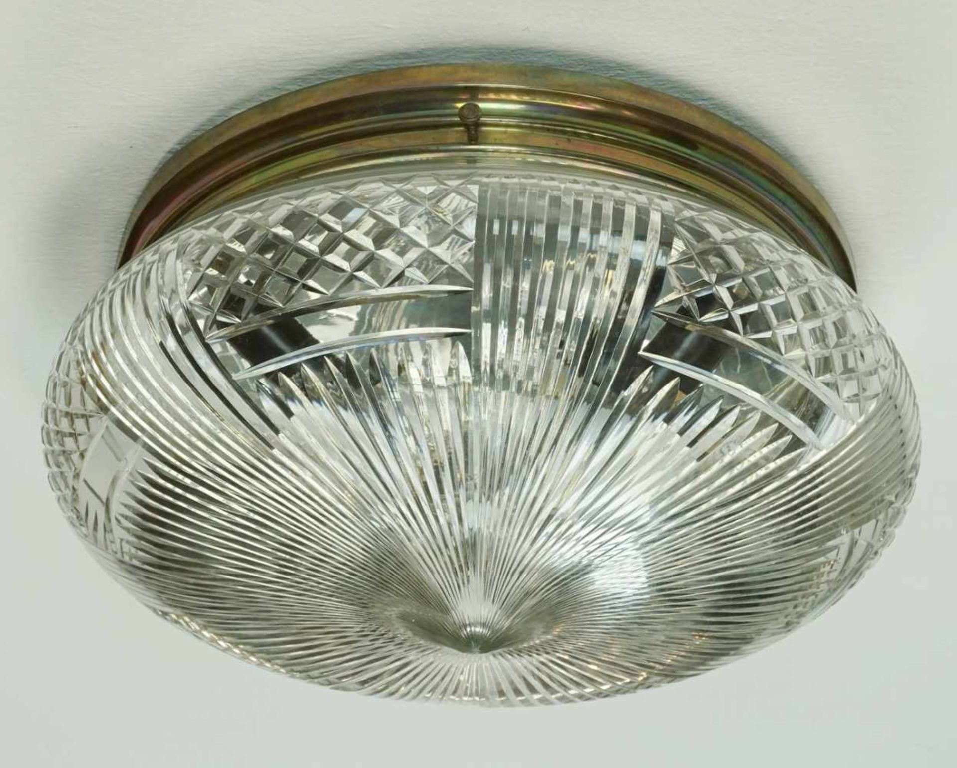 Runde Kristallglas Deckenlampe, um 1920Messing, reich verschliffenes Kristallglas, altersgemäß guter