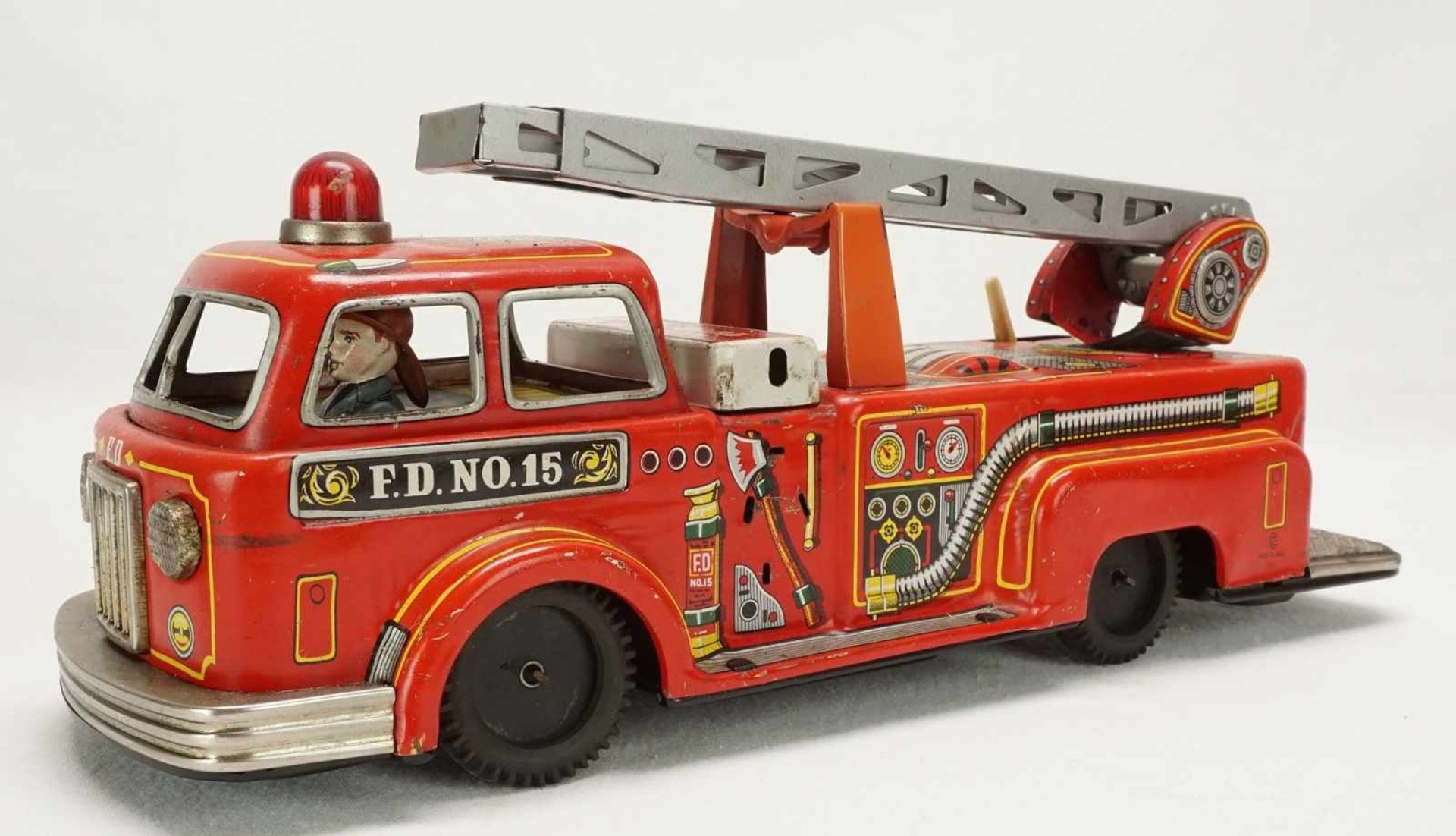 Fünf Blech LKWs, 2. Hälfte 20. Jh.Tin Toy Feuerwehr / Leiterwagen mit Batterieantrieb, LKW mit - Image 3 of 12