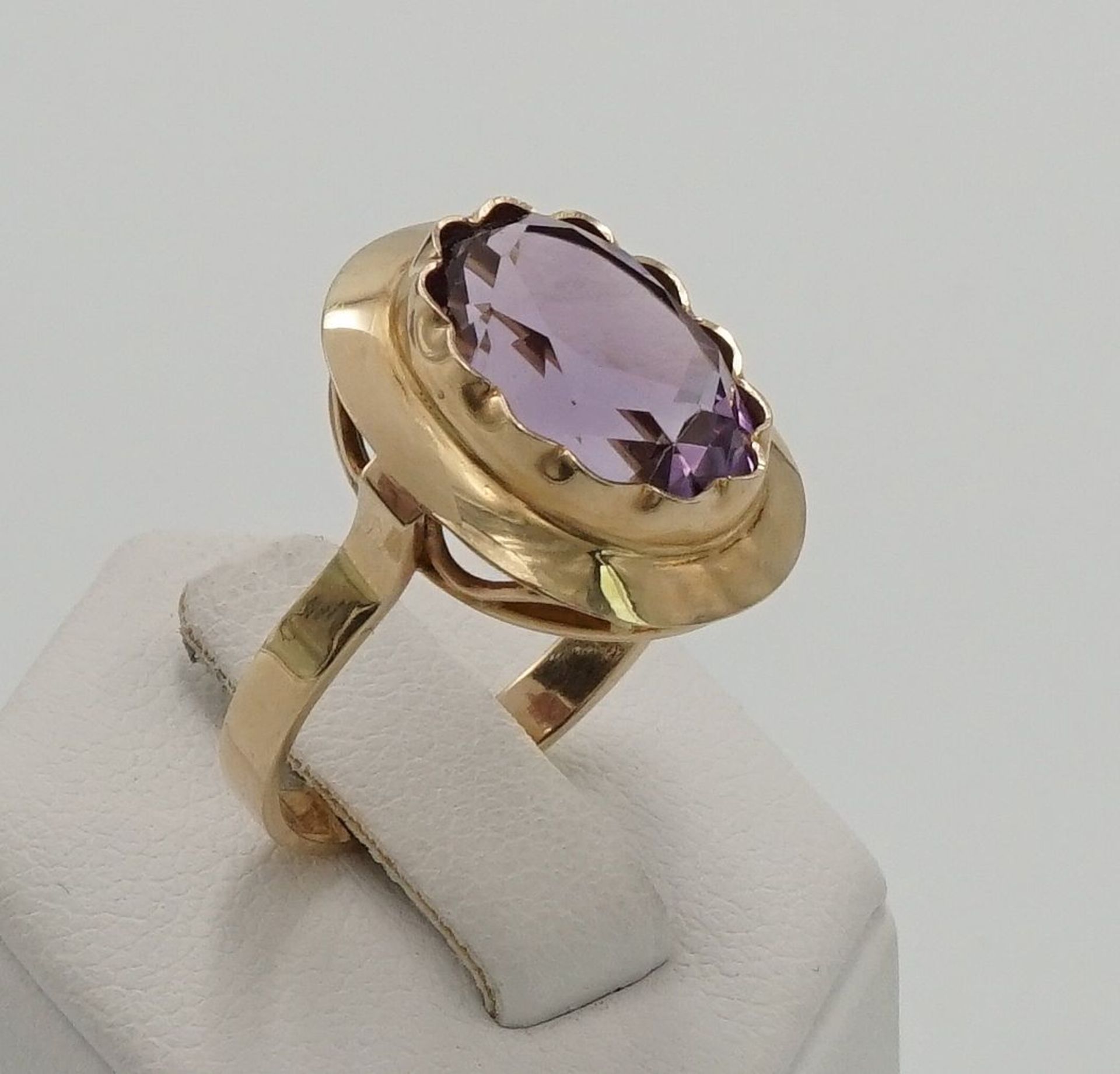 Amethystring in Gold2. Hälfte 20. Jh., 585/- Gelbgold, ein ca. 5,0 ct Amethyst im Ovalschliff,