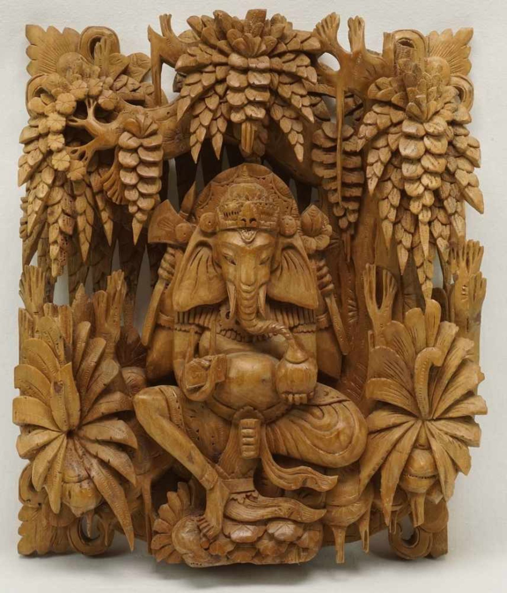 Ganeshafigur, Bali, 2. Hälfte 20. Jh.Balsaholz geschnitzt, Ganesha im Wald sitzend mit seinen