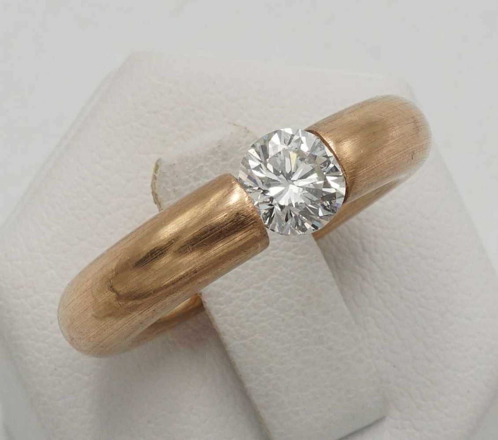 Brillantring in Rotgold2. Hälfte 20. Jh., 750/- Rotgold, ein 0,9 ct Brillant (TW/SI)