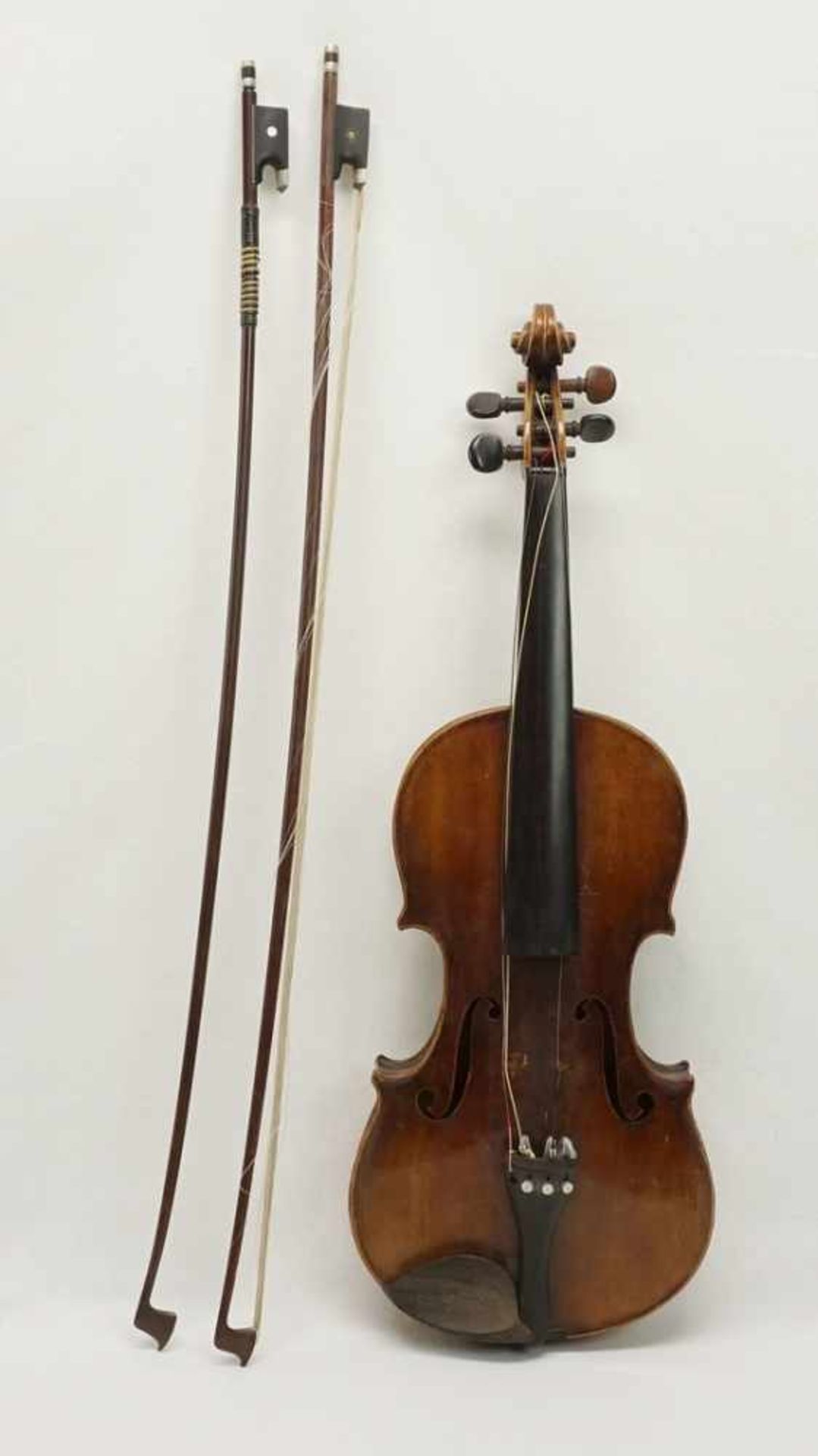 4/4 Geige, um 1920Geige mit 2 Bögen in Geigenkasten, Decke Fichte, Boden zweiteilig Rigelahorn, - Bild 2 aus 3