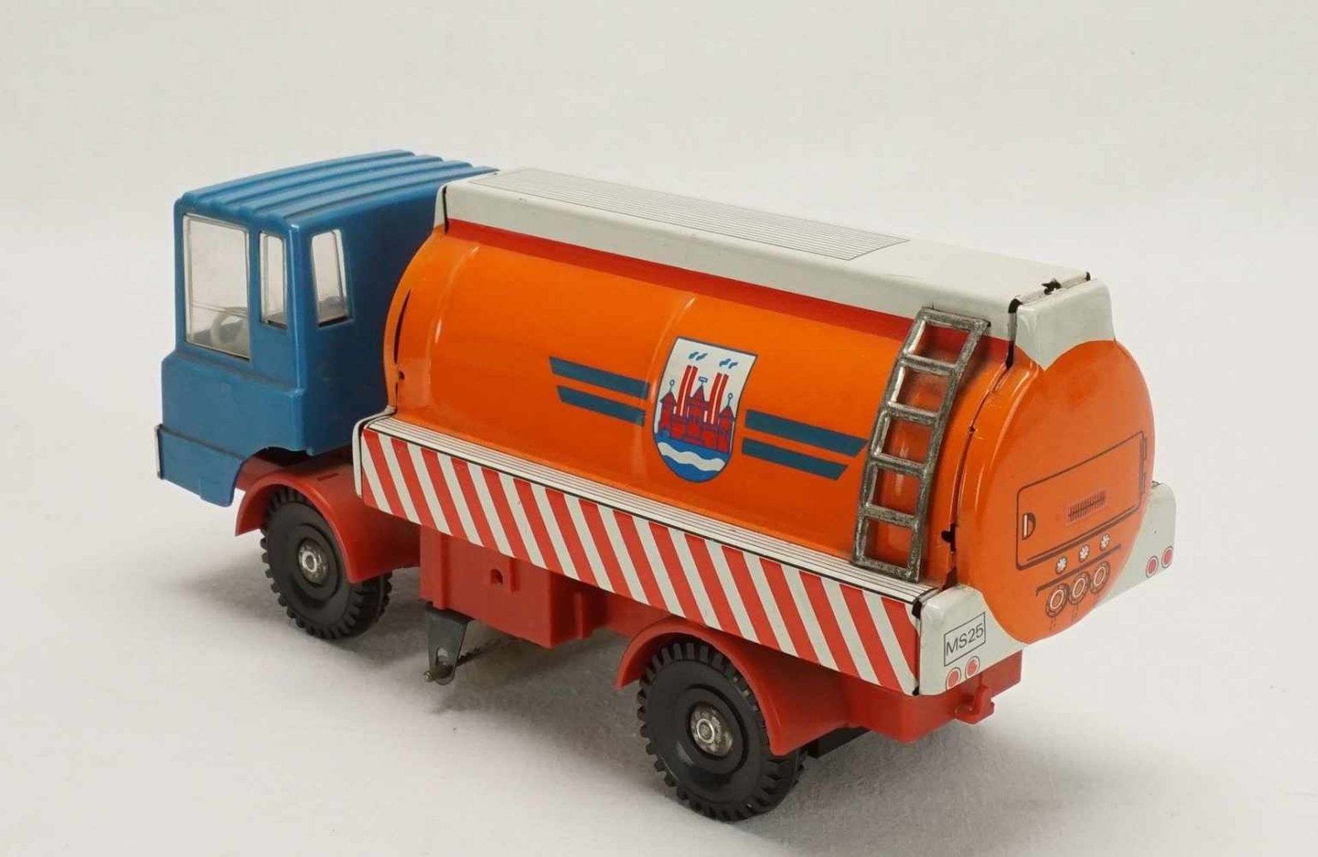 Fünf Blech LKWs, 2. Hälfte 20. Jh.Tin Toy Feuerwehr / Leiterwagen mit Batterieantrieb, LKW mit - Bild 8 aus 12