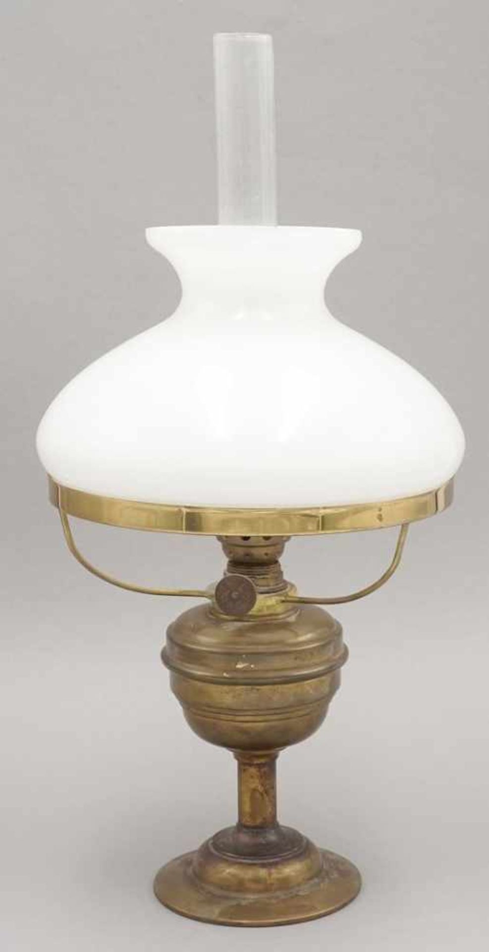 Petroleumlampe, um 1900Messing, mit Glaszylinder und Milchglasschirm, guter Zustand, H. 32 cm