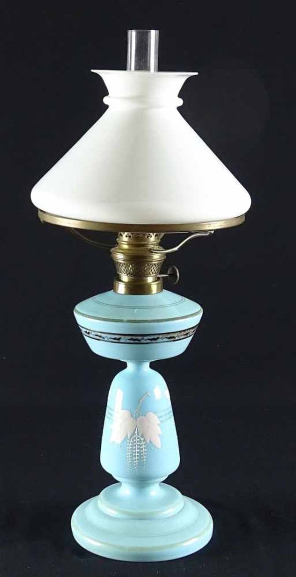 Petroleumlampe, um 1900blauer Milchglasfuß mit Emailmalerei, Messingbrenner, Glaszylinder, weißem