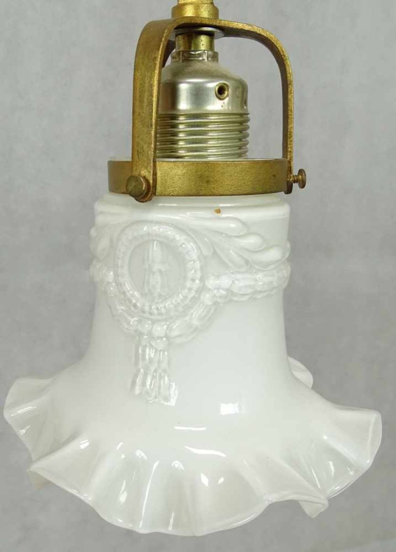 Dreiflammige DeckenlampeMessing, drei Milchglasschirme mit Girlande, Jugendstil Manier, guter - Image 2 of 3