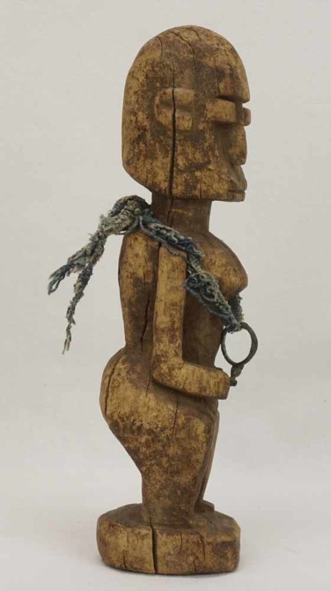 Stehende weibliche Figur der Dogon, Mali, um 1920Hartholz, schöne Alterspatina, an Stoff hängender - Image 4 of 4