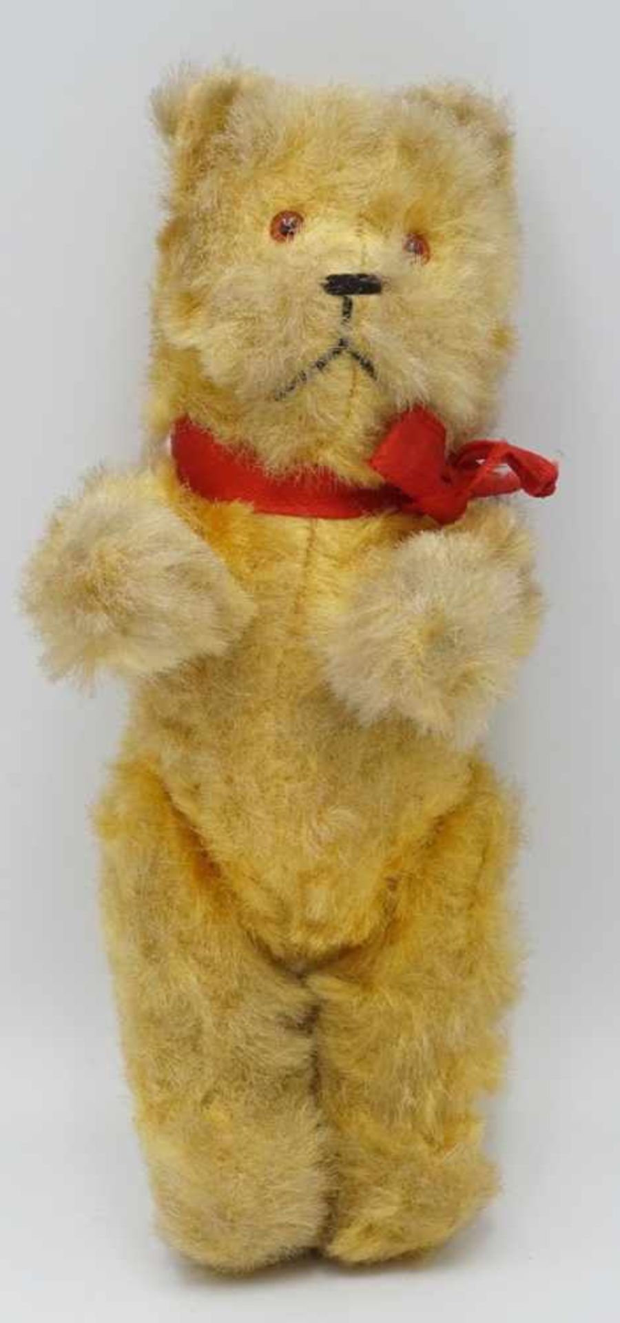 Drei verschiedene Teddybären, 1. Hälfte 20. Jh.Holzwolle, gesticktes Gesicht, Glasaugen, - Bild 2 aus 4