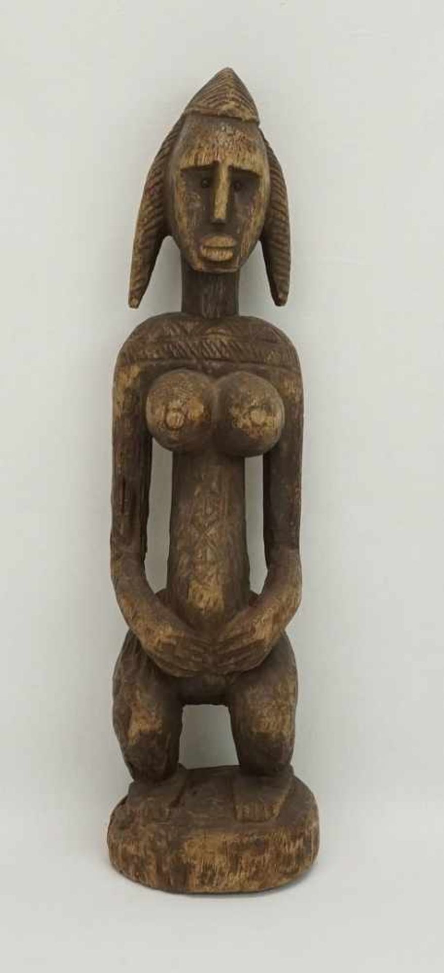 Stehende weibliche Figur der Dogon, MaliHartholz, braune Patina, Augen aus Metall, altersgemäßer