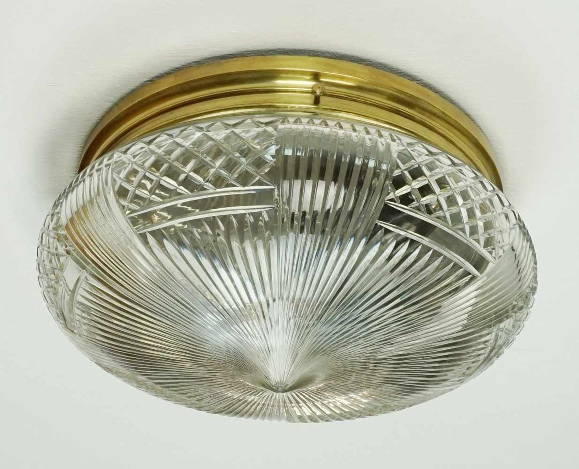 Runde Kristallglas Deckenlampe, um 1920Messing, reich verschliffenes Kristallglas, altersgemäß guter