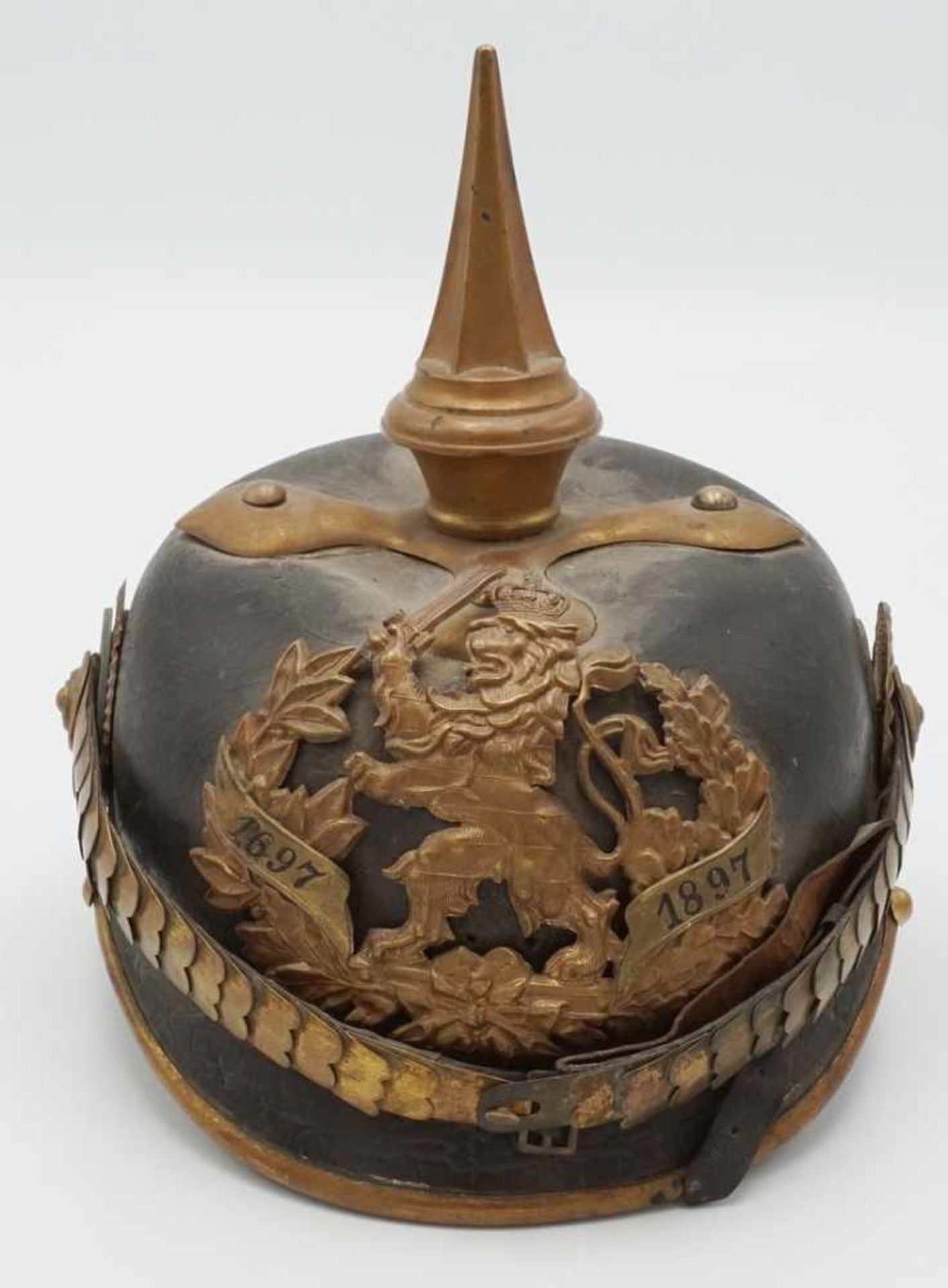 Hessen Offiziers Pickelhaube mit Bandeau, um 1900Leder, Metallbeschläge, Infanterie-Leibregiment - Bild 3 aus 7