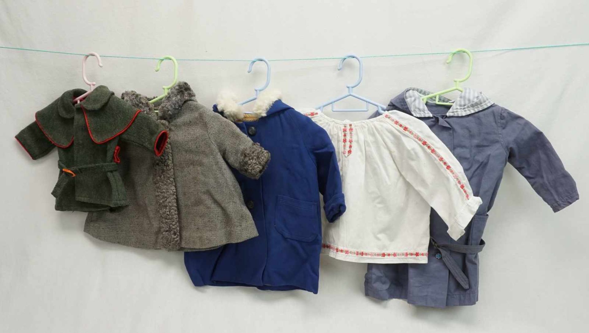 Großes Konvolut Puppensachensieben Kleider, sieben Jacken, ein Rock, vier Oberteile, eine Schürze, - Bild 3 aus 4