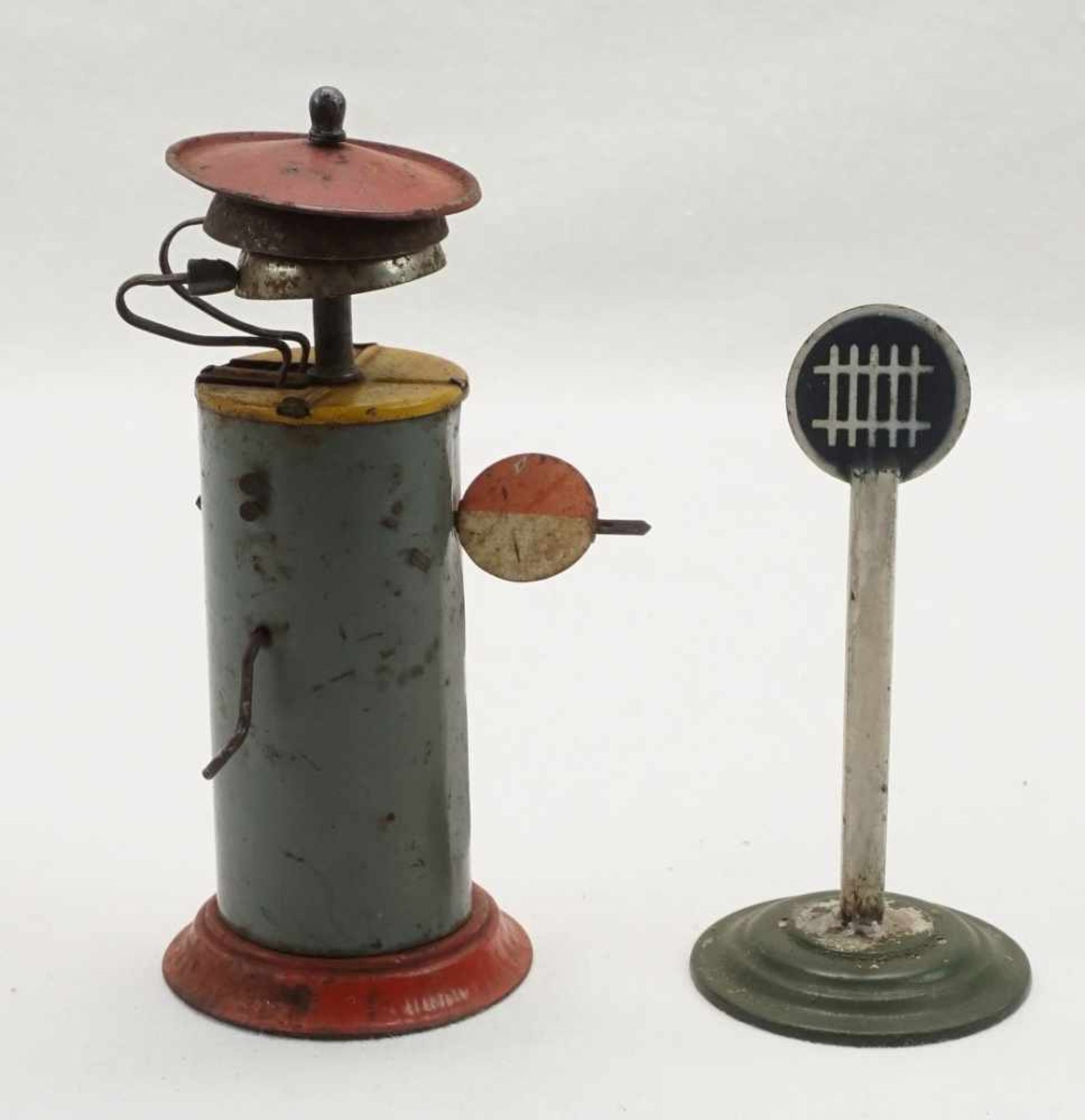 Bing Lokschuppen mit zwei Lampen, Signal und Läutewerk, Spur 0Blech lithografiert, Lokschuppen mit - Image 4 of 5