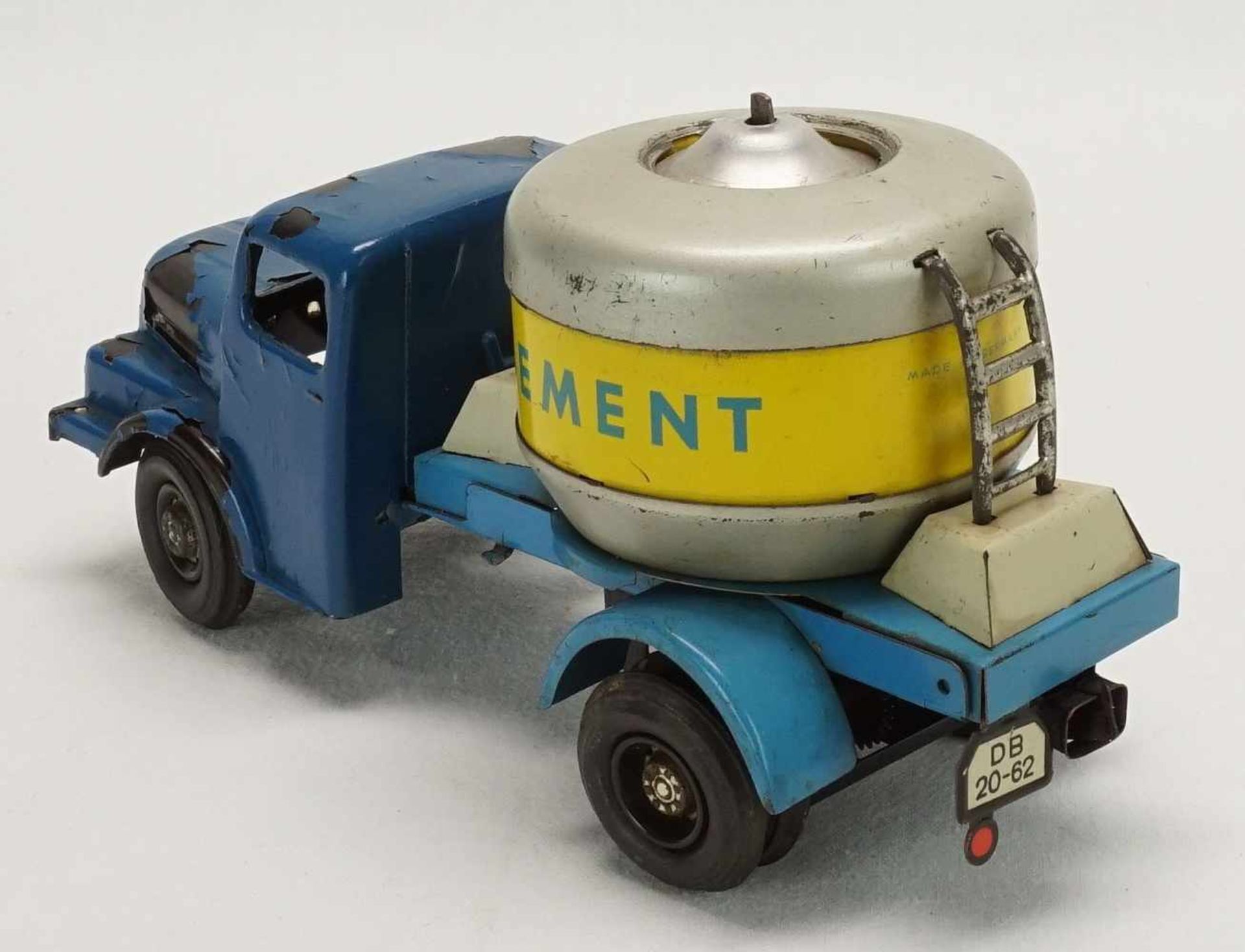 Fünf Blech LKWs, 2. Hälfte 20. Jh.Tin Toy Feuerwehr / Leiterwagen mit Batterieantrieb, LKW mit - Bild 12 aus 12