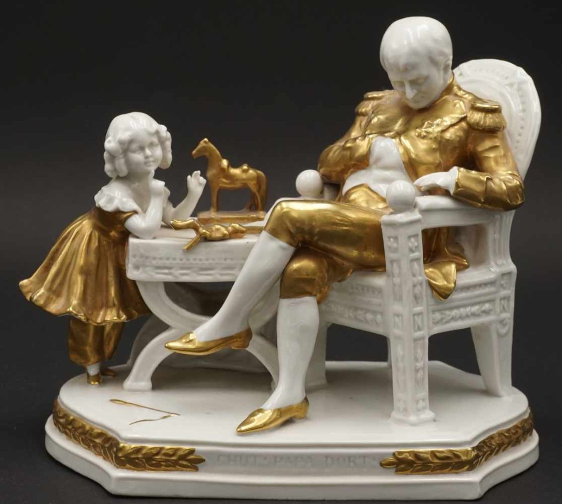 Scheibe-Alsbach Figur "Ruhender Napoleon mit dem spielenden Kind"20. Jh., im Sockel bezeichnet "Chut