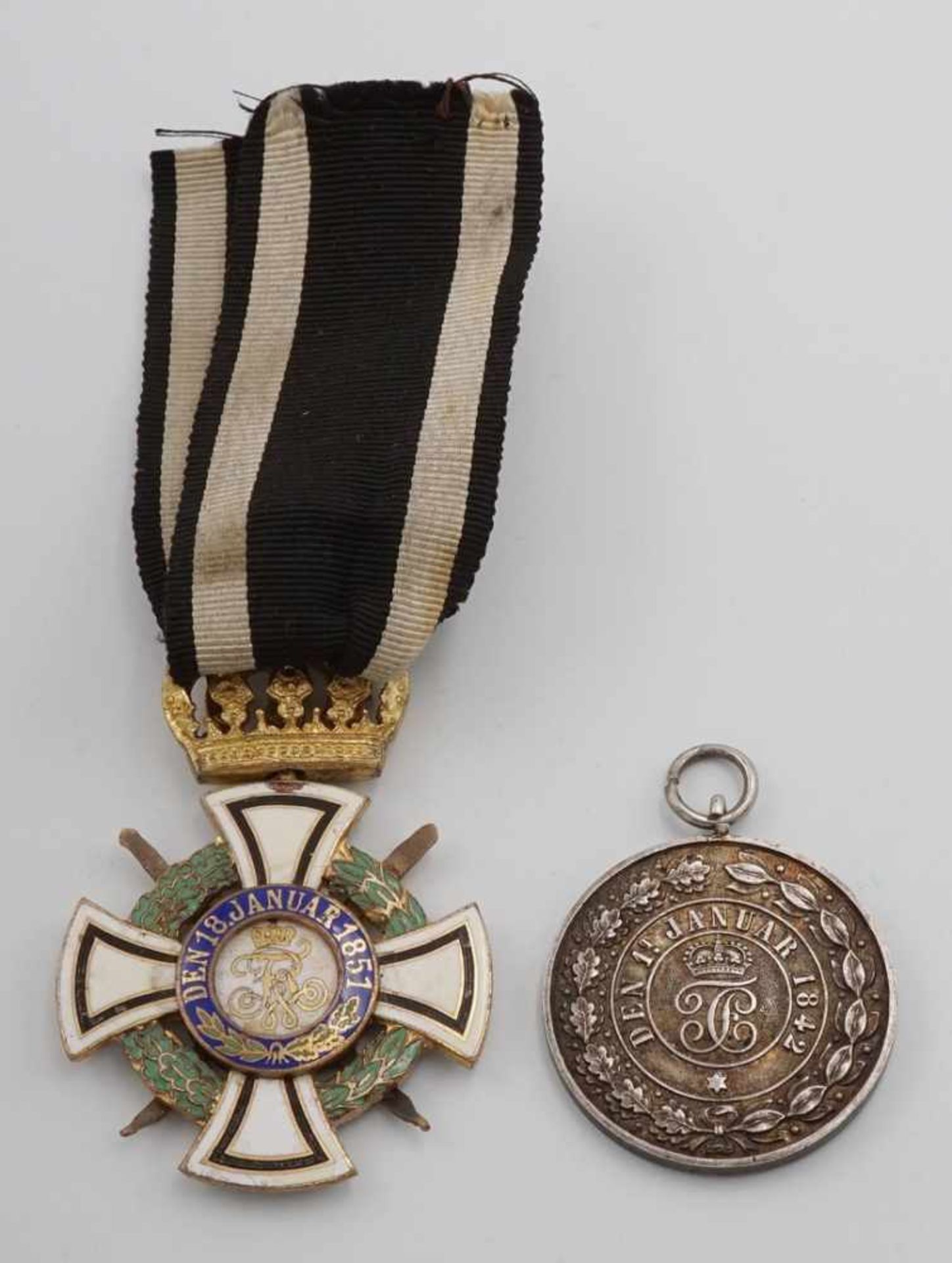 Ritterkreuz Hausordens Hohenzollern und Hohenzollern Medaille1) Königlicher Hausorden von - Bild 2 aus 6