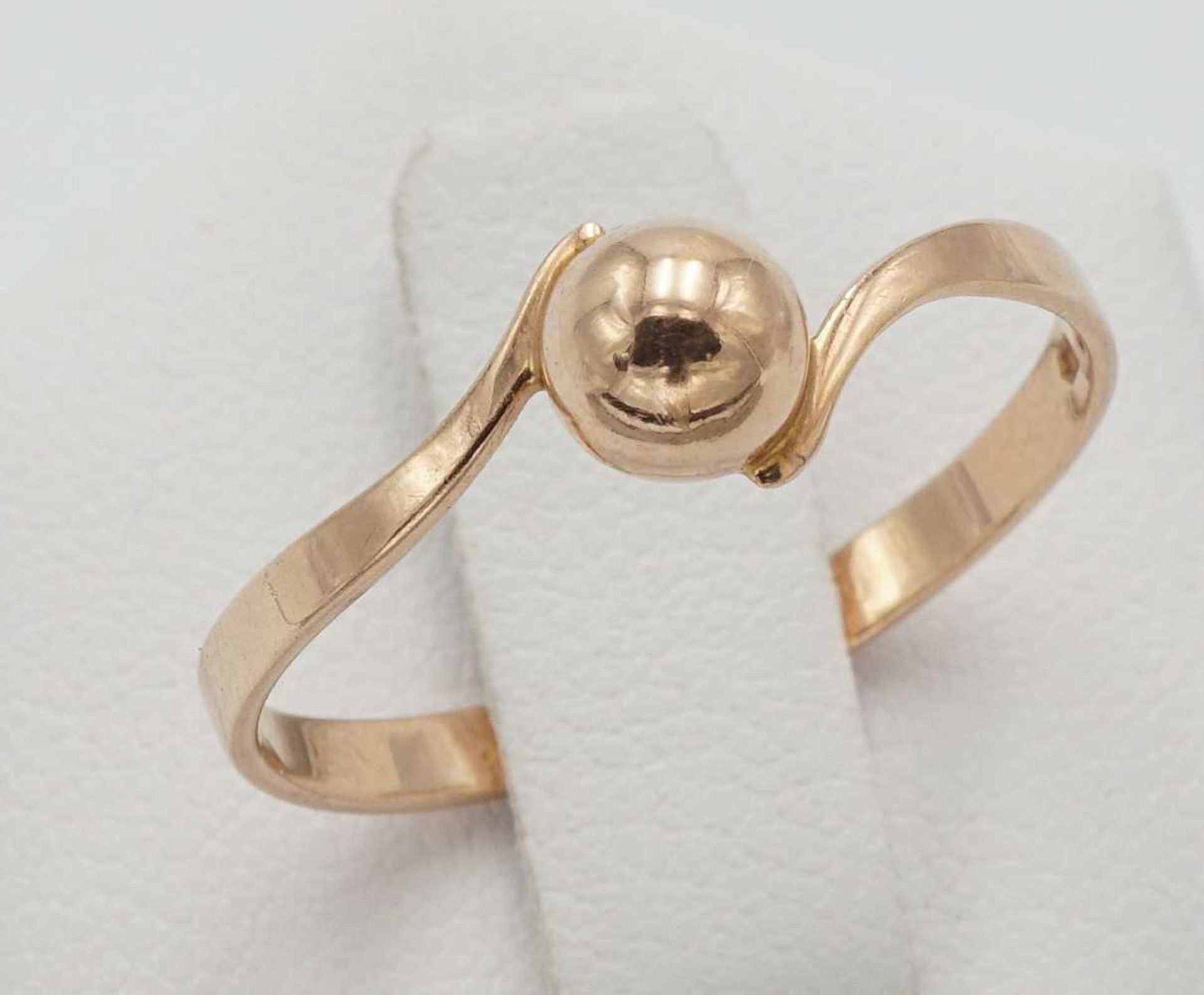 Goldring585/- Gelbgold, Ringkopf als Goldkugel gearbeitet, sehr guter Zustand, Innendurchmesser 18