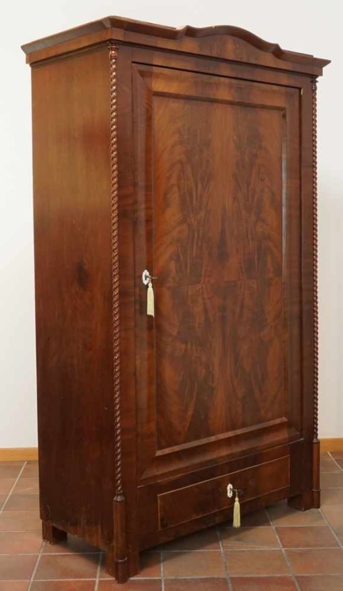 Spätbiedermeier Wäscheschrank, Pyramidenmahagoni furniertum 1850, eintürig mit drei Einlegeböden und