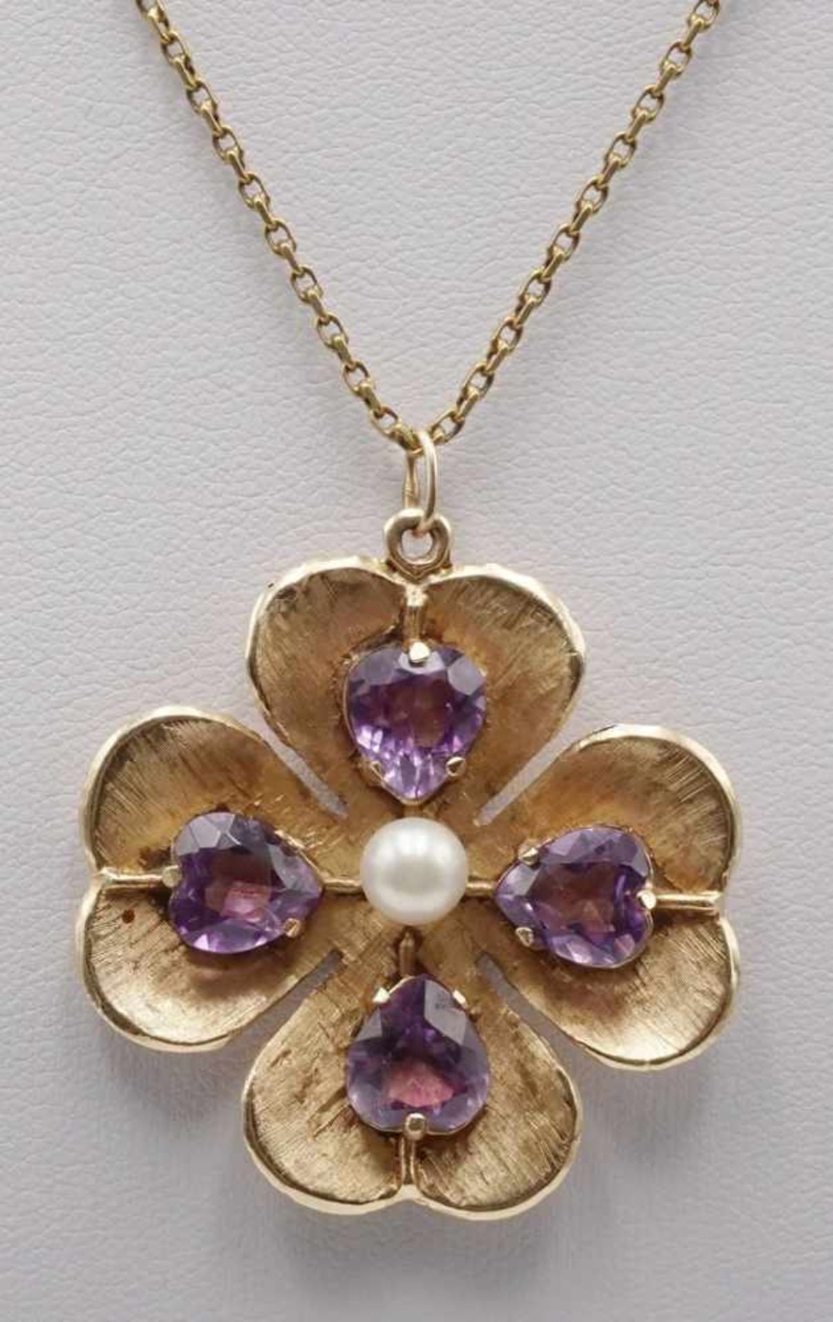 Kleeblattanhänger mit Herz-Amethysten an Kette2. Hälfte 20. Jh. 1) Anhänger, 585/- Gelbgold (14K