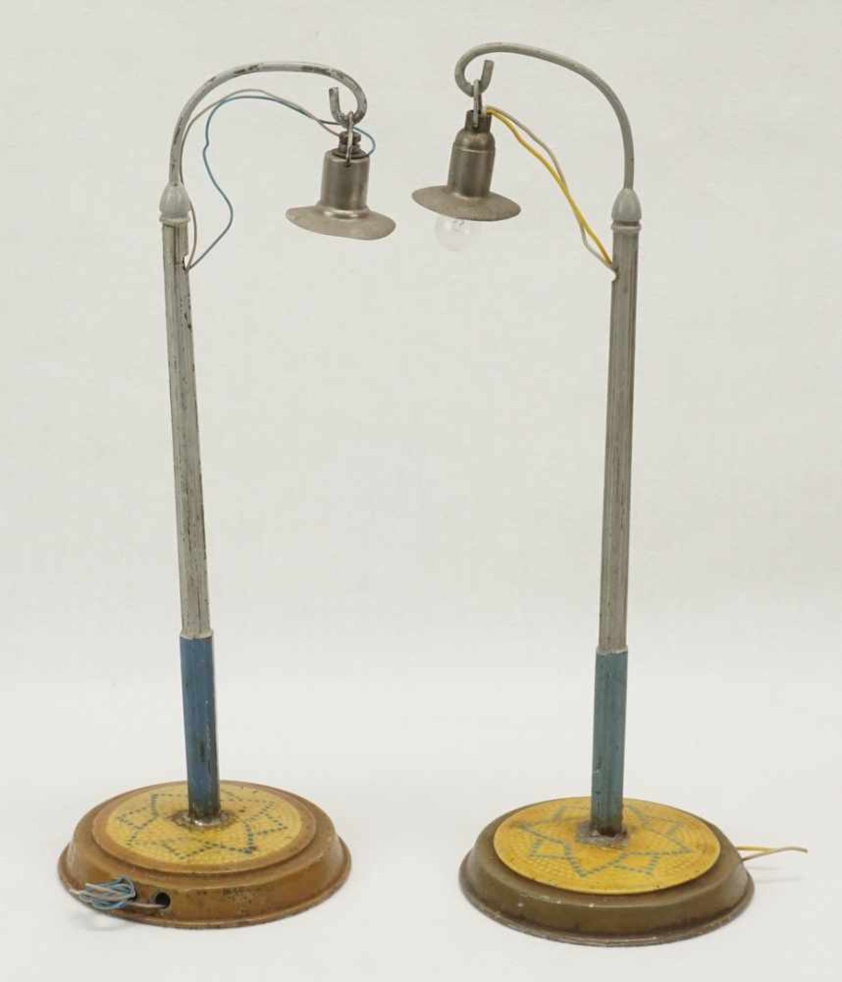 Zwei Märklin Leipziger Lampe mit Mosaiksockel, Spur 0, 1. Hälfte 20. Jh.Blech lithografiert, - Bild 2 aus 2