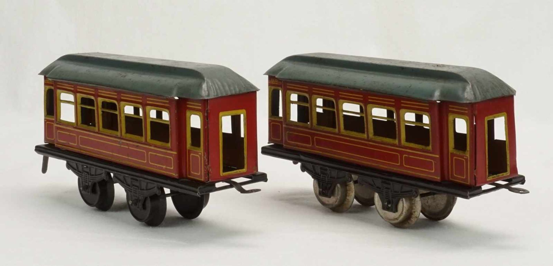 Drei Karl Bub Nürnberg Personenwagen, Spur 0, um 1920Blech lithografiert, zwei rote und ein blauer - Image 2 of 5