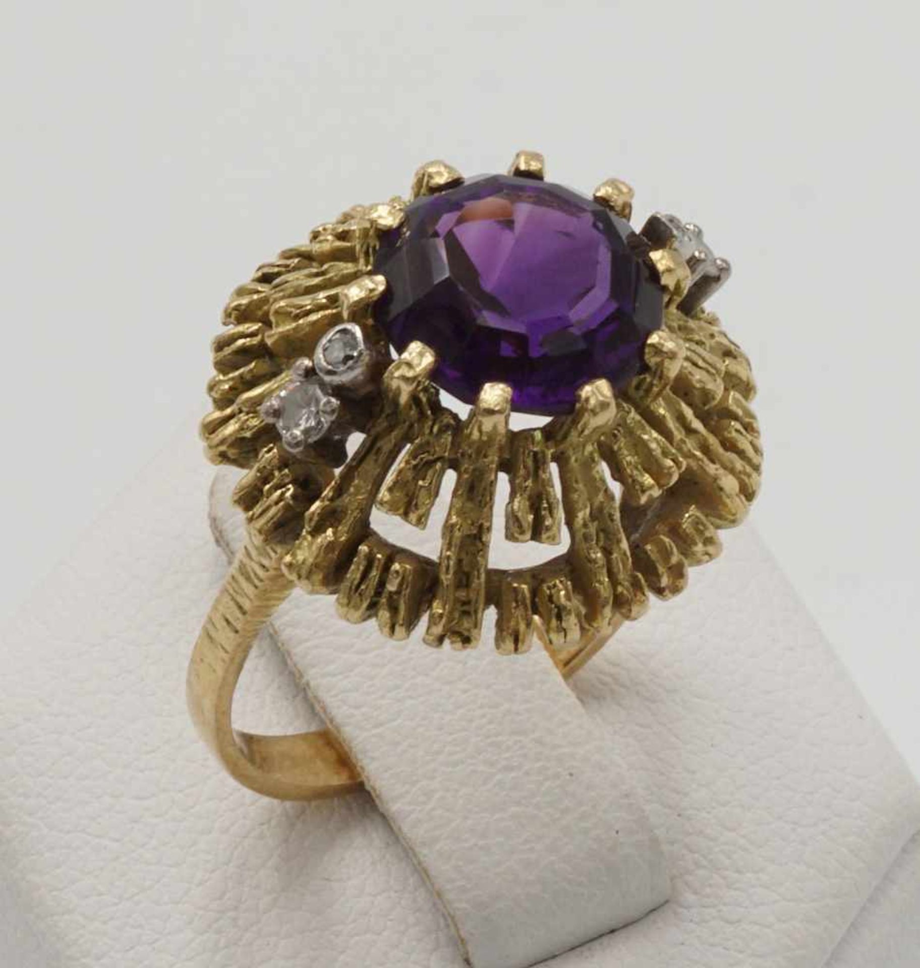 Goldring mit Amethyst, Brillanten und Diamanten750/- Gelbgold, ein Amethyst im Rundschliff,