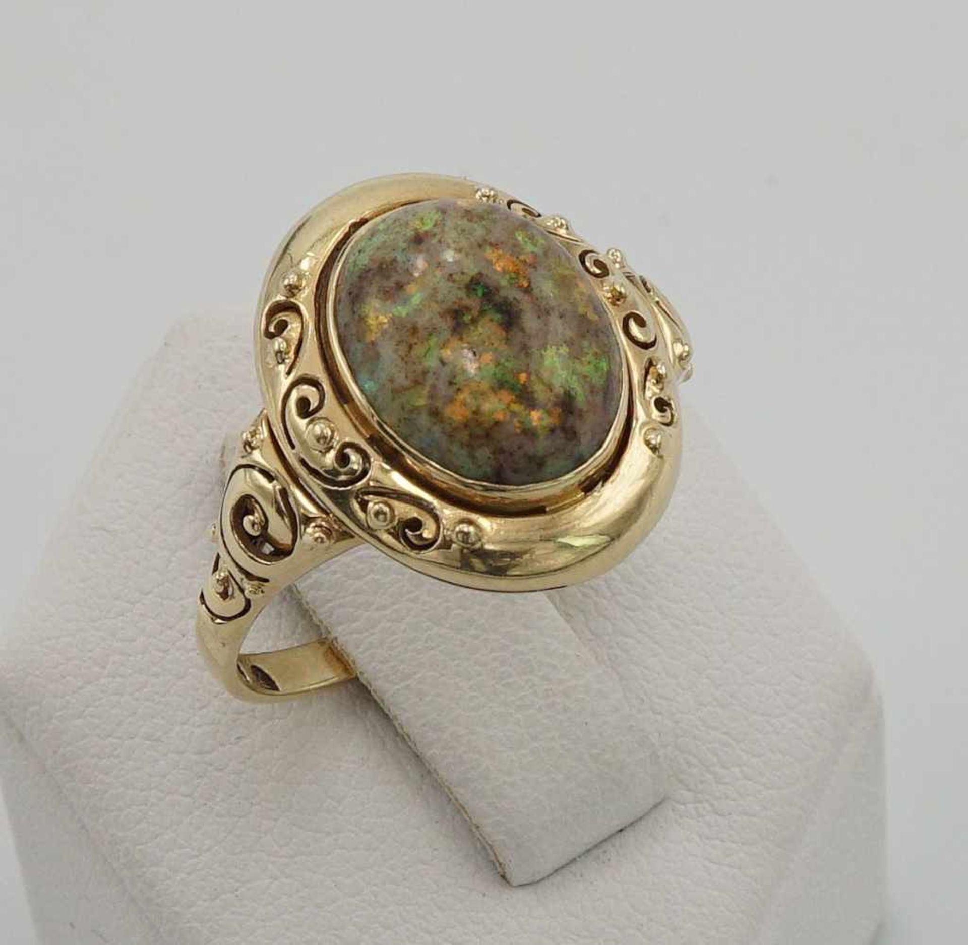 Opalring in Gold2. Hälfte 20. Jh., 585/- Gelbgold, ein großer Opal im Cabochonschliff,