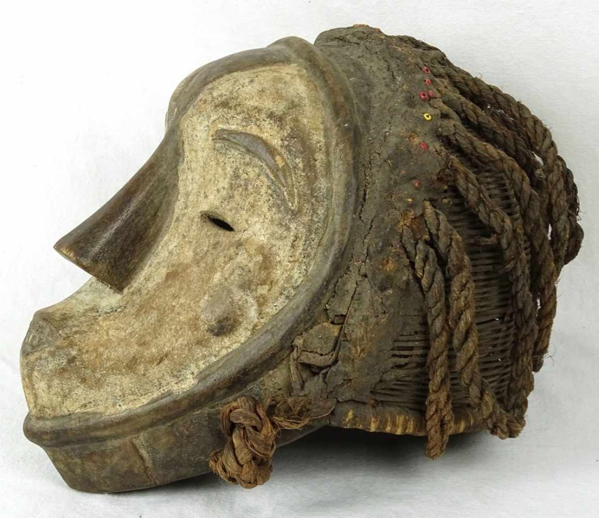 Helmmaske, Gabunweiß patiniertes Holz, aus Harzer Privatsammlung, altersgemäß guter Zustand, H. 25 - Image 2 of 3