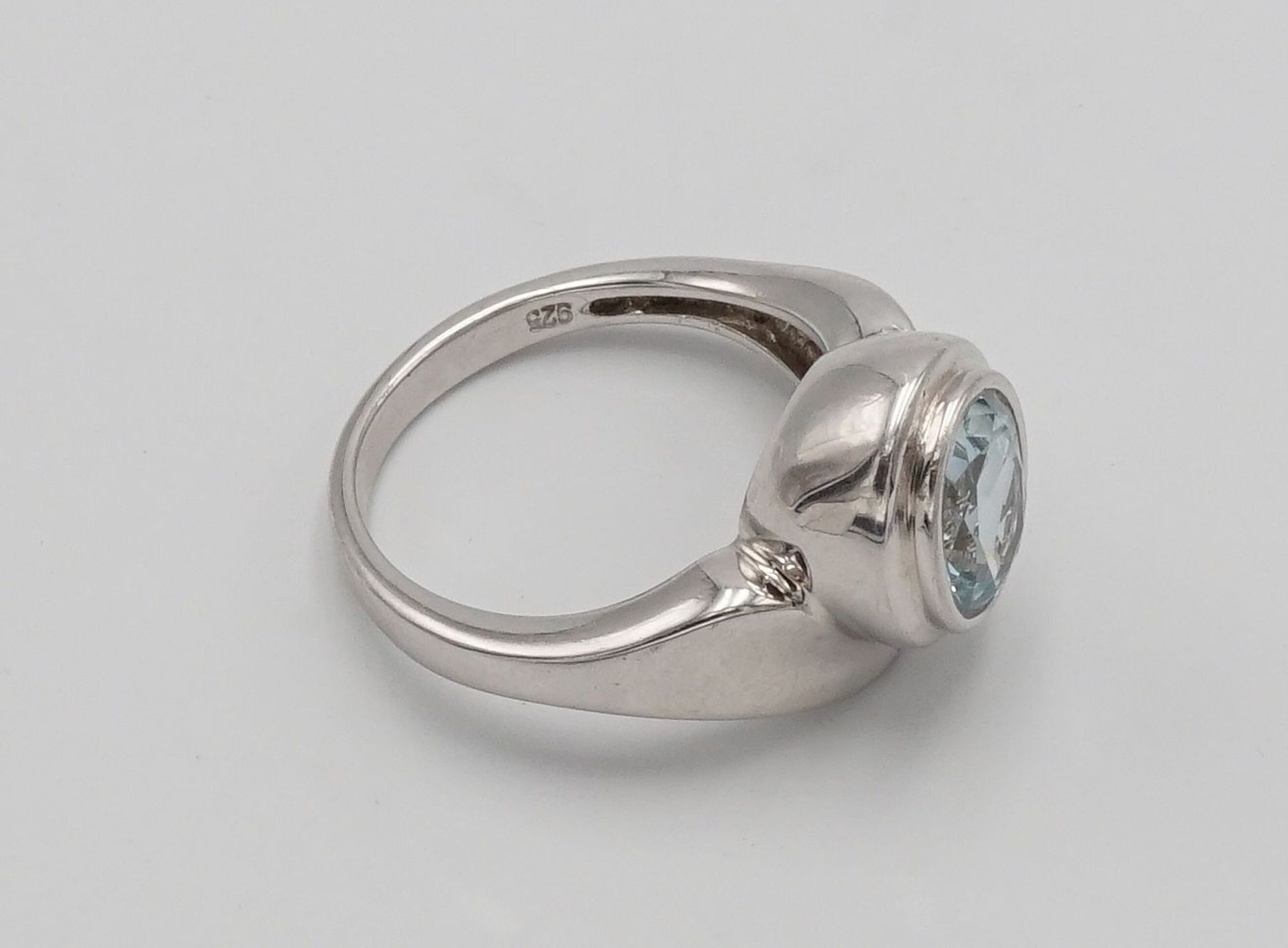 Silberring mit Aquamarin2. Hälfte 20. Jh., 925/- Silber, ein ca. 1,6 ct Aquamarin im Ovalschliff, - Bild 2 aus 2