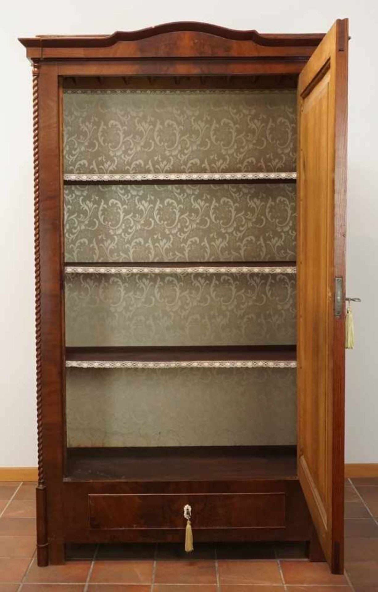 Spätbiedermeier Wäscheschrank, Pyramidenmahagoni furniertum 1850, eintürig mit drei Einlegeböden und - Image 4 of 5