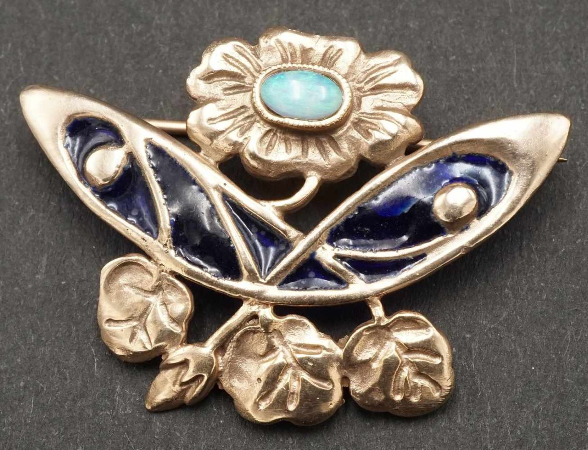 Goldbrosche mit Opal und Emaille375/- Gelbgold, ein Opal im Cabochonschliff, Zargenfassung mit