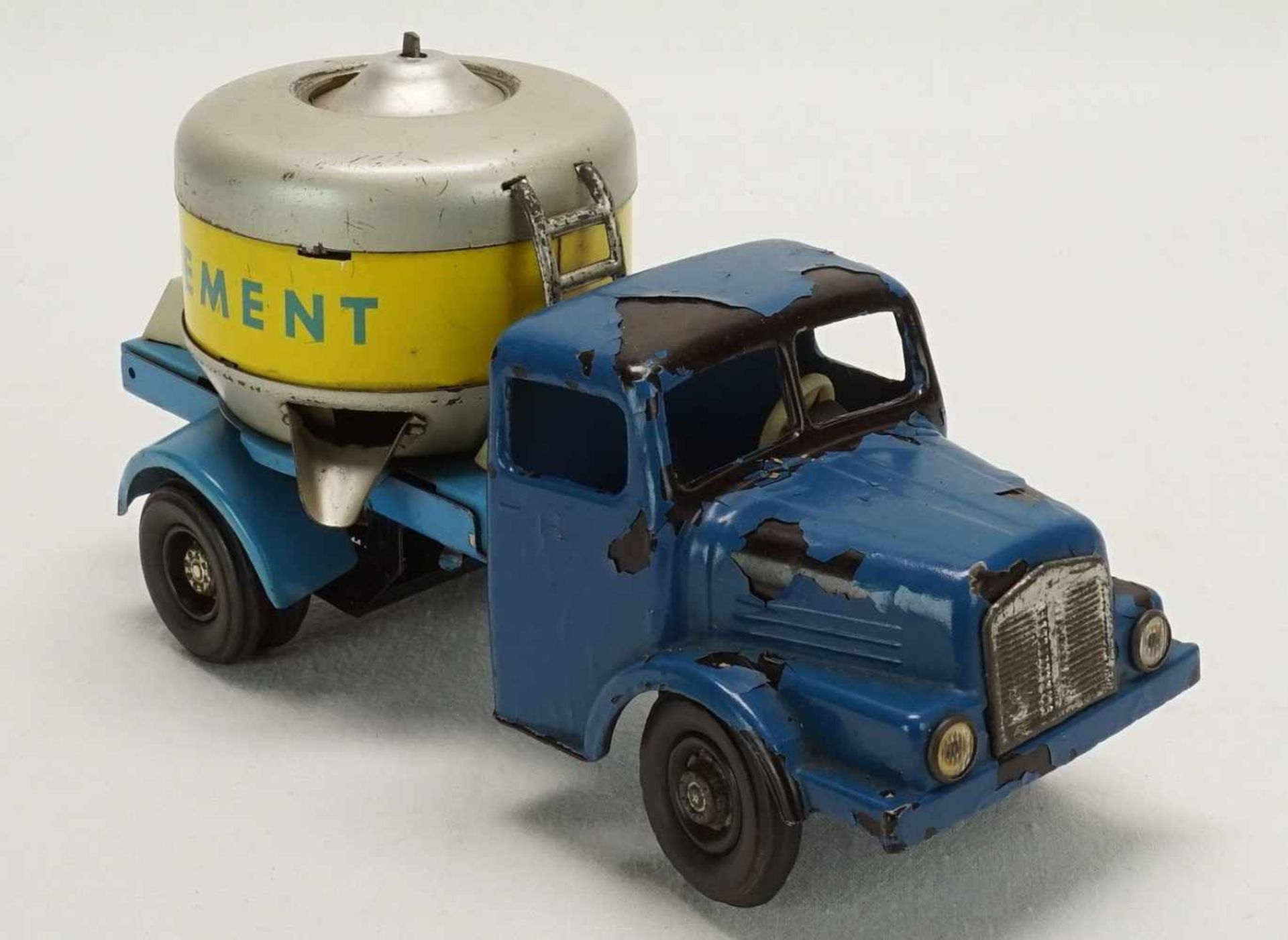 Fünf Blech LKWs, 2. Hälfte 20. Jh.Tin Toy Feuerwehr / Leiterwagen mit Batterieantrieb, LKW mit - Bild 11 aus 12