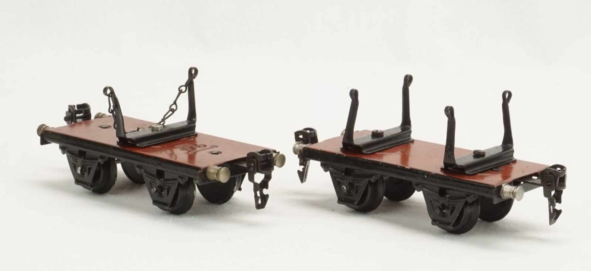 Vier Märklin Holzwagen und ein Kranwagen, Spur 0, um 1930Blech, zwei weiße Langholzwagen, zwei - Bild 4 aus 7