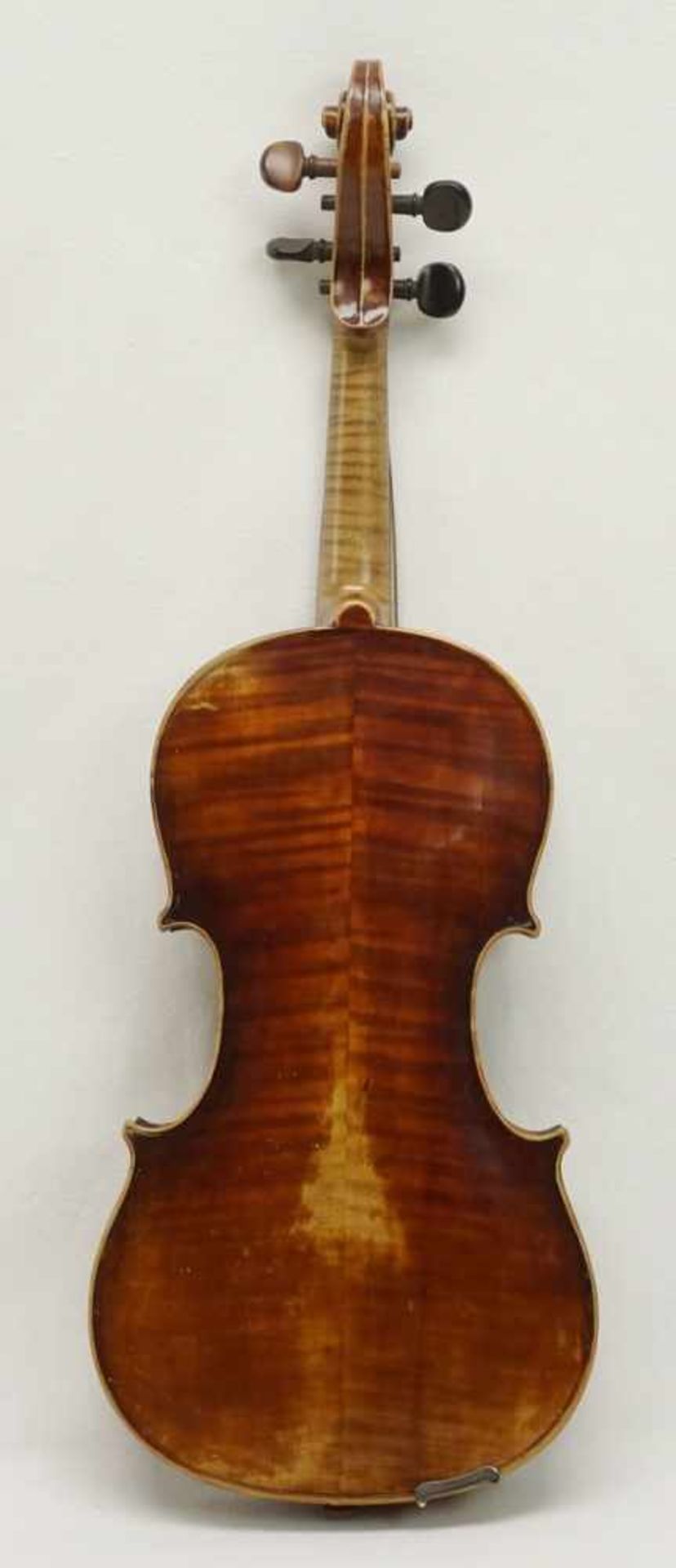 4/4 Geige, um 1920Geige mit 2 Bögen in Geigenkasten, Decke Fichte, Boden zweiteilig Rigelahorn, - Bild 3 aus 3
