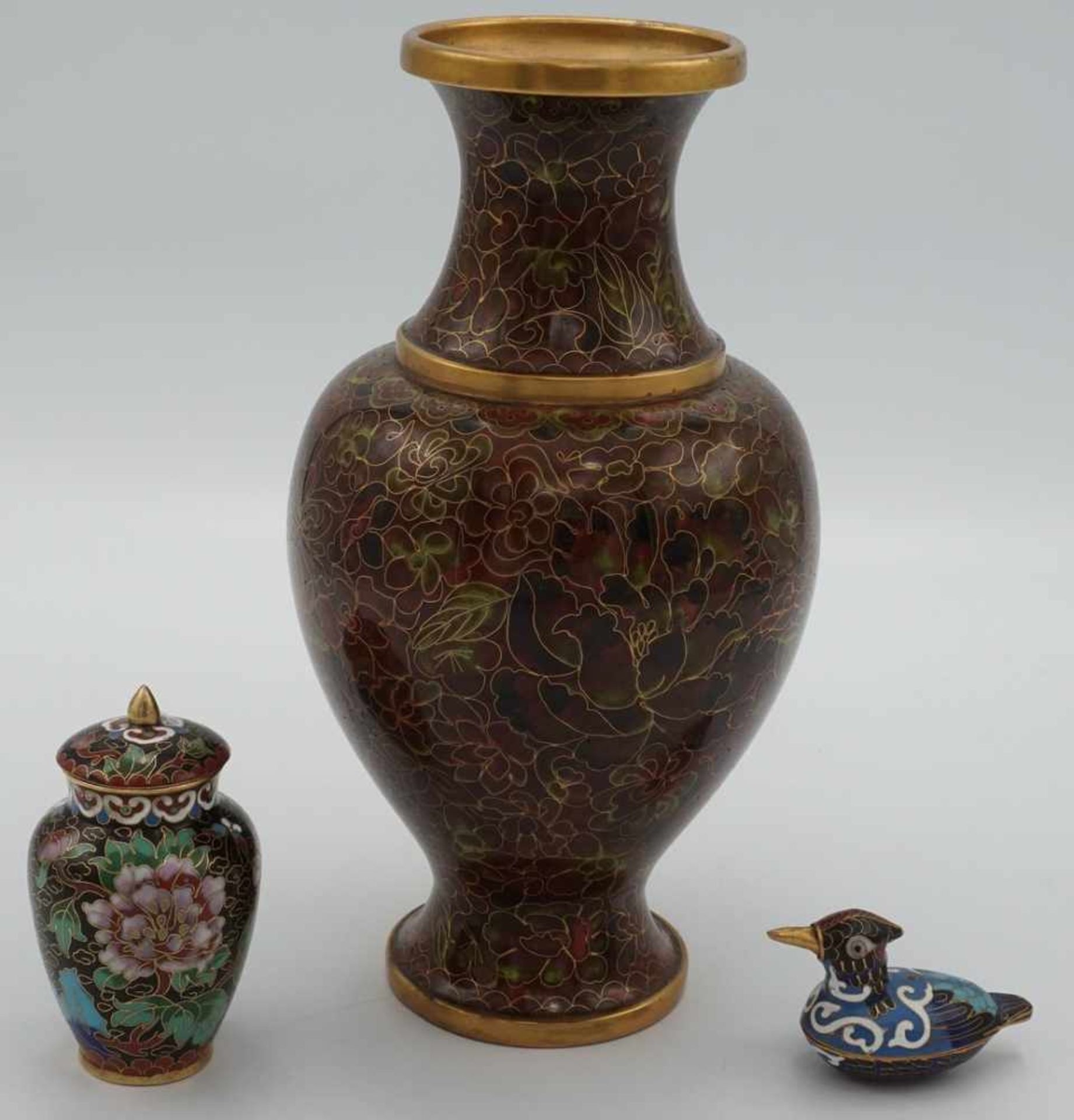 Konvolut Cloisonné Vasen und Ente dreiteilig1) Vase, stilisiertes Blütendekor, Goldbemalung, guter