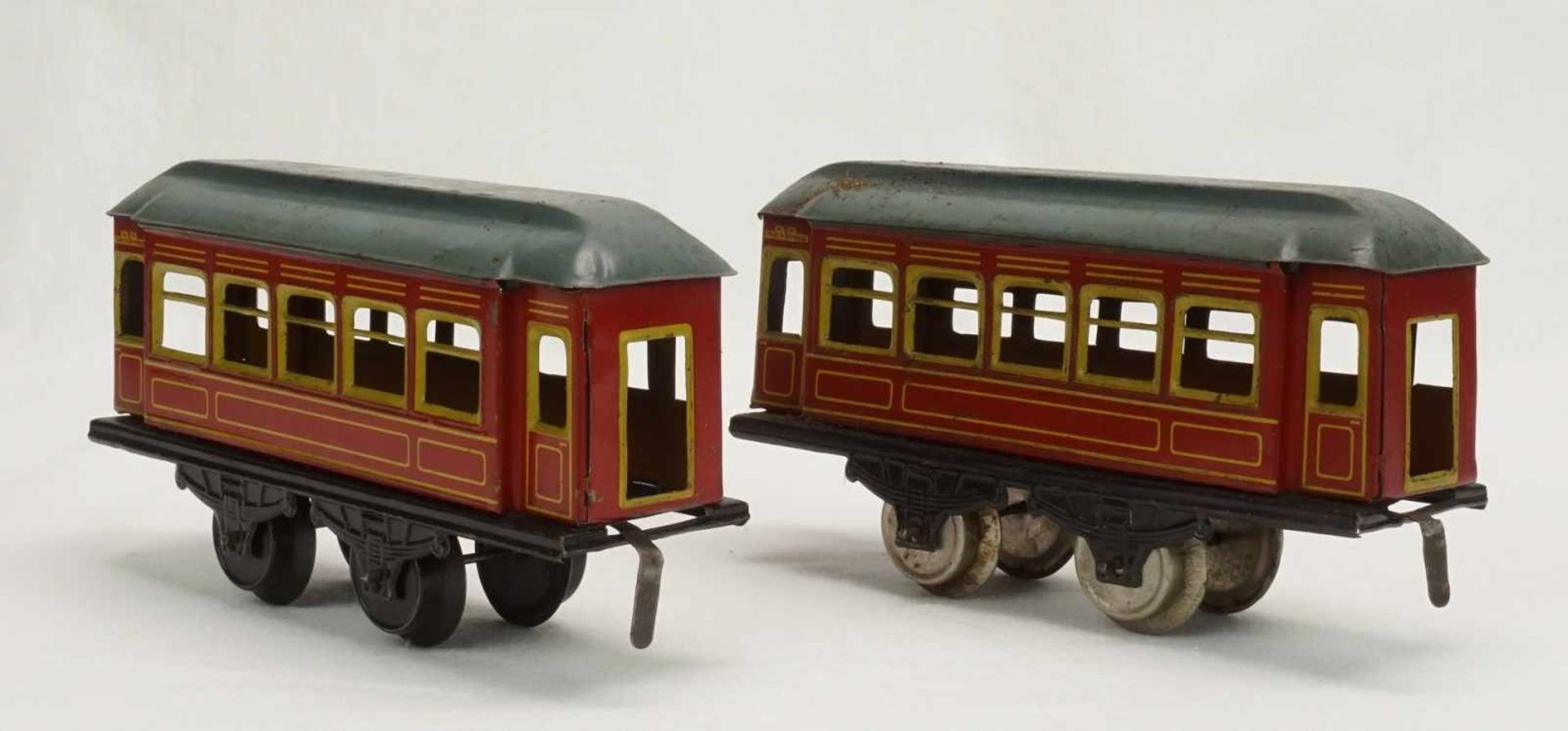 Drei Karl Bub Nürnberg Personenwagen, Spur 0, um 1920Blech lithografiert, zwei rote und ein blauer - Image 3 of 5