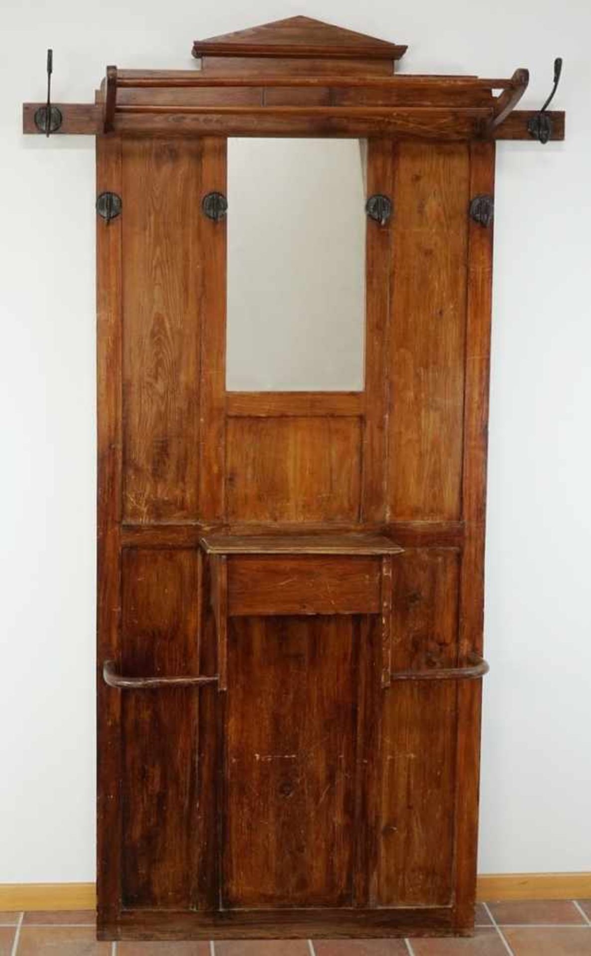 Flurgarderobe, Weichholzum 1900, mit mittigem Spiegel und Ablagefach mit Deckel, vier kleinere und