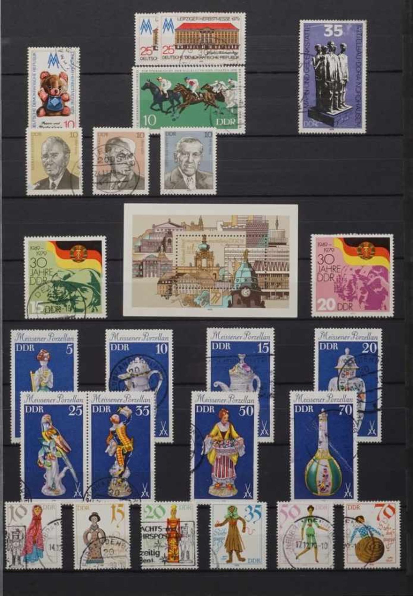 Briefmarkenalbum DDR 1975-1990Sammlung nahezu vollständig, im AlbumBitte besichtigen.