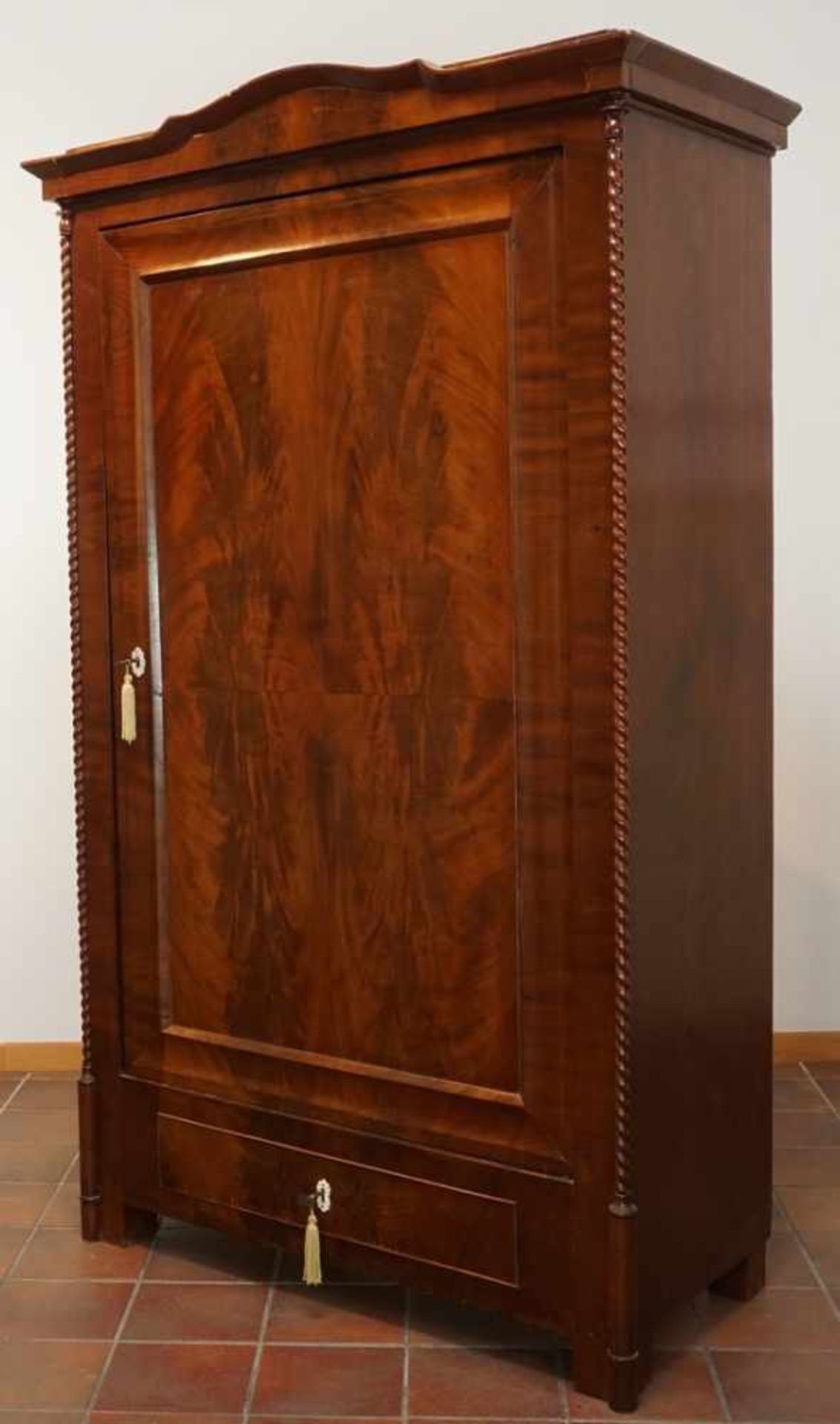 Spätbiedermeier Wäscheschrank, Pyramidenmahagoni furniertum 1850, eintürig mit drei Einlegeböden und - Image 3 of 5