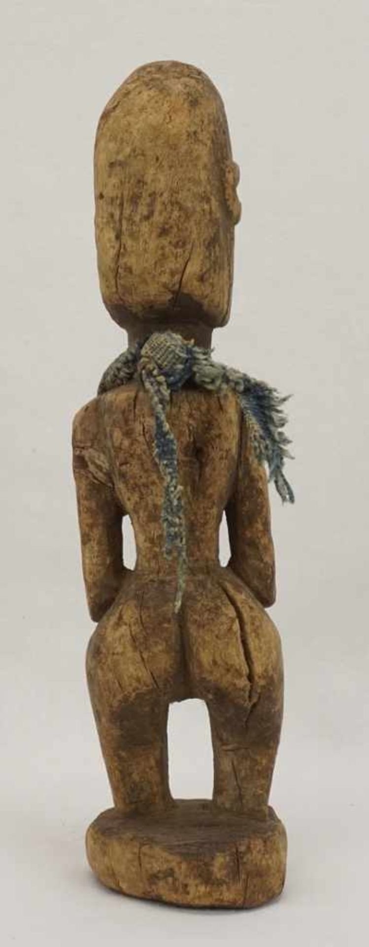 Stehende weibliche Figur der Dogon, Mali, um 1920Hartholz, schöne Alterspatina, an Stoff hängender - Image 3 of 4