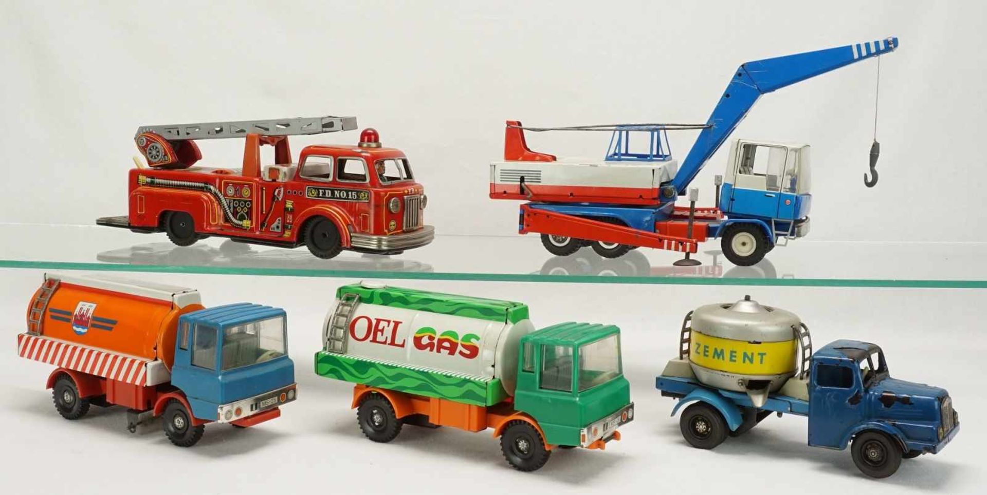 Fünf Blech LKWs, 2. Hälfte 20. Jh.Tin Toy Feuerwehr / Leiterwagen mit Batterieantrieb, LKW mit
