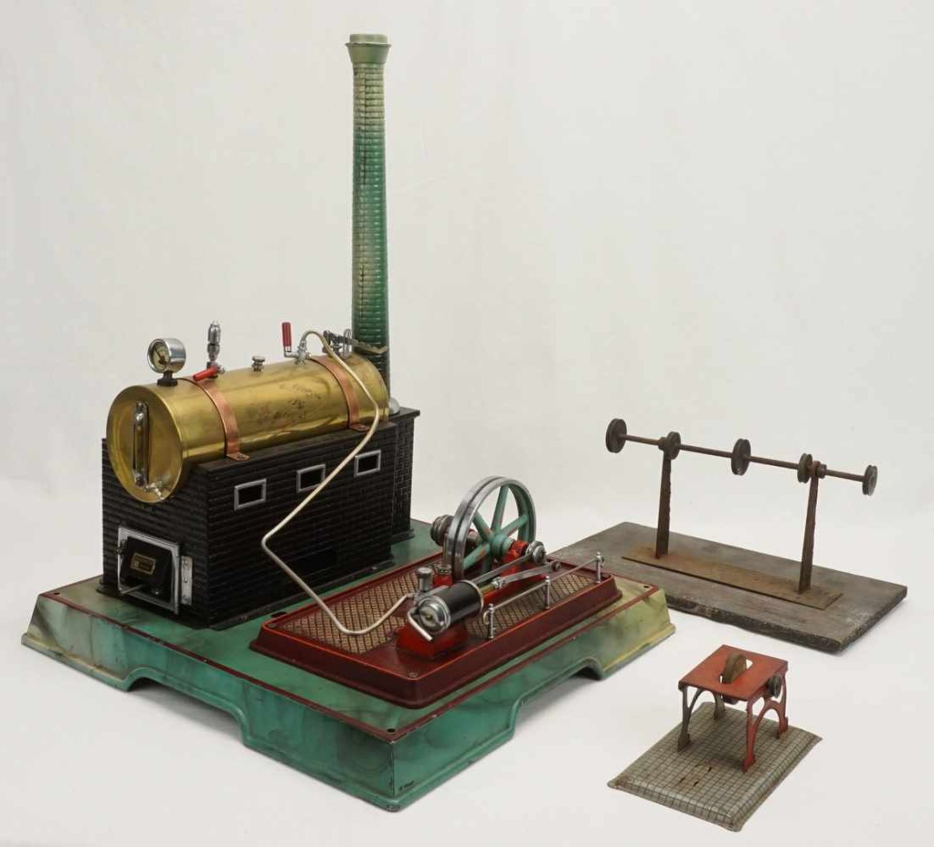 Märklin Dampfmaschine mit Transmissionliegender Messingkessel, mit Armaturen und feststehendem