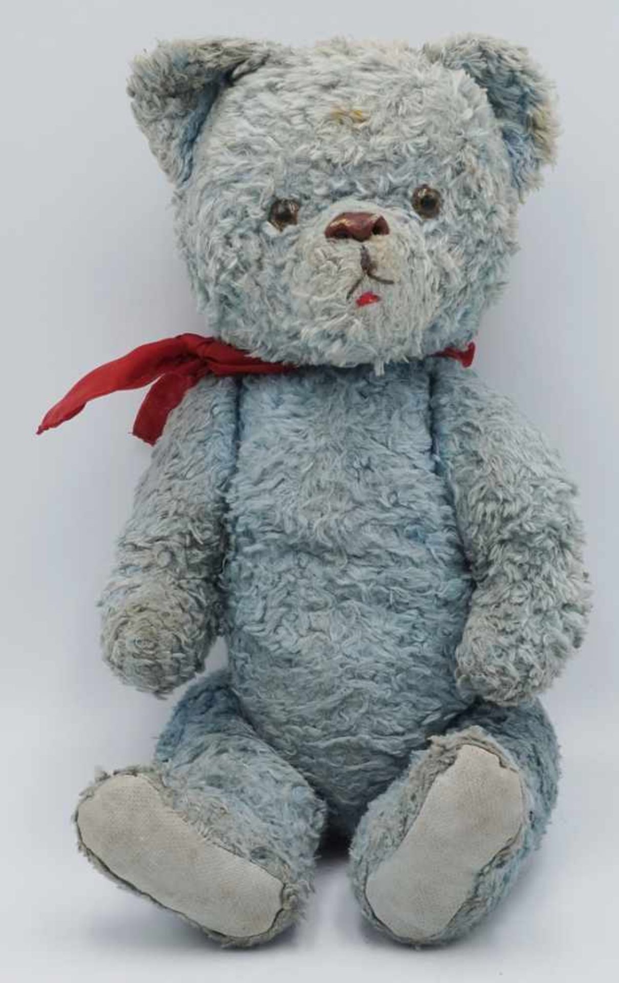 Blauer Teddybär, 1. Hälfte 20. Jh.Holzwolle, blaues Fell, stellenweise verblichen, Glasaugen,
