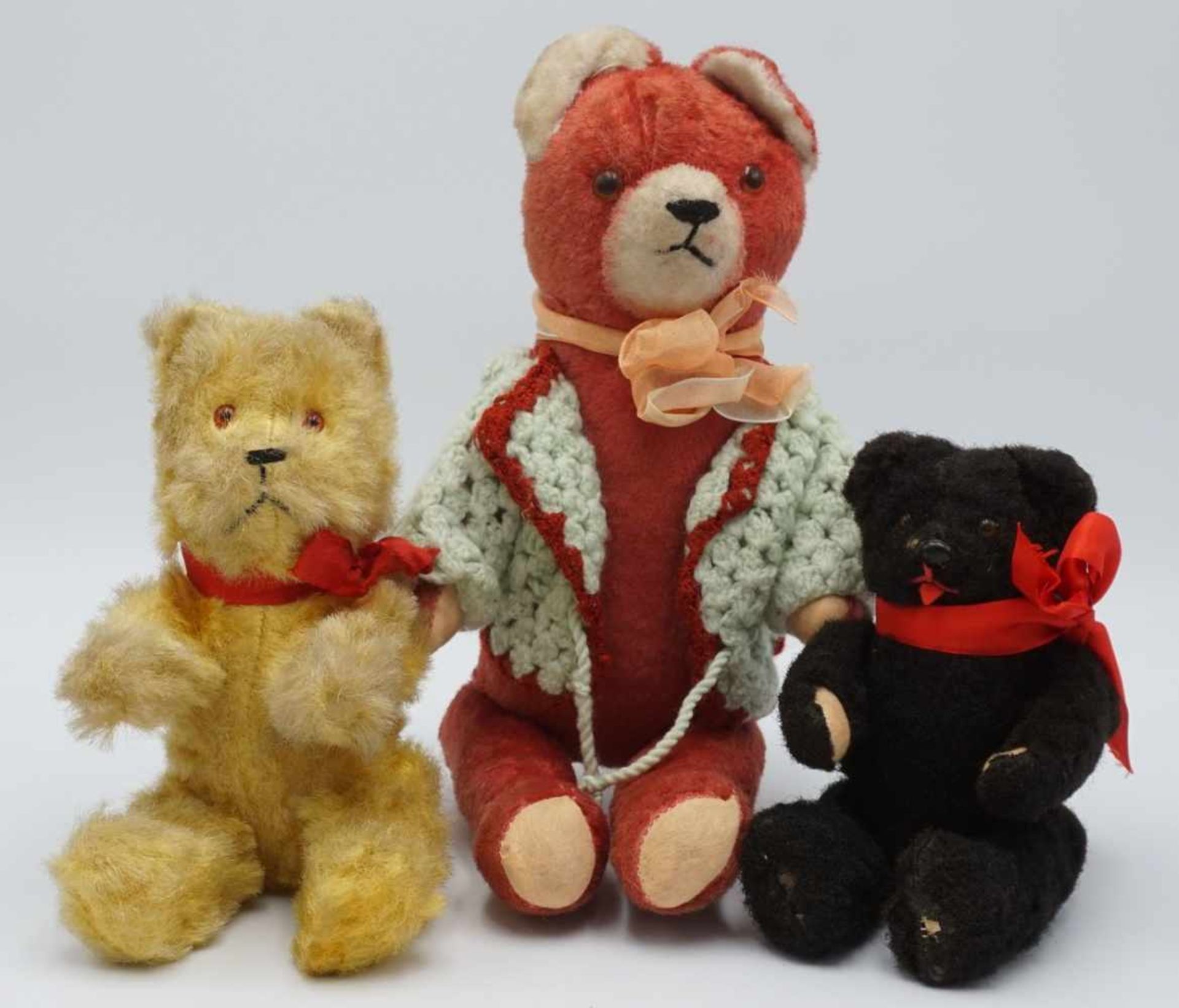 Drei verschiedene Teddybären, 1. Hälfte 20. Jh.Holzwolle, gesticktes Gesicht, Glasaugen,