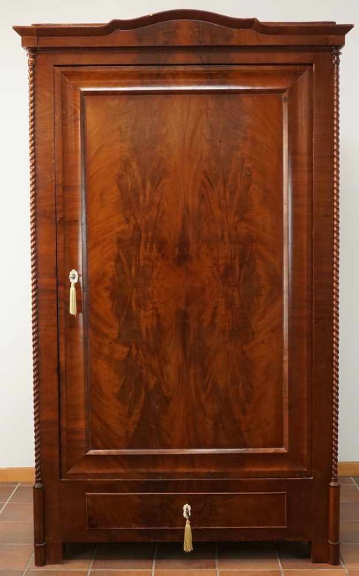 Spätbiedermeier Wäscheschrank, Pyramidenmahagoni furniertum 1850, eintürig mit drei Einlegeböden und - Image 2 of 5