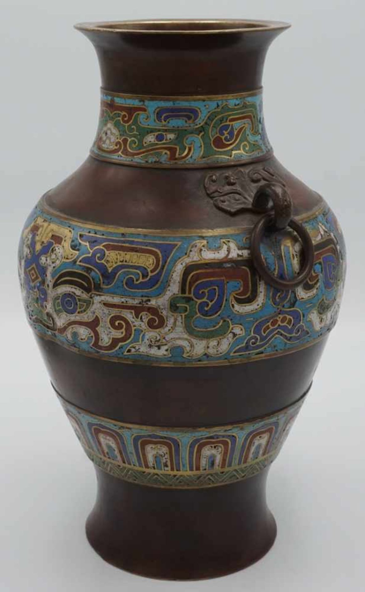 Cloisonnévase, 19. Jh.Messing, im Boden germarkt, bandartige Emaileinlagen, beidseitig Trageringe, - Bild 2 aus 4