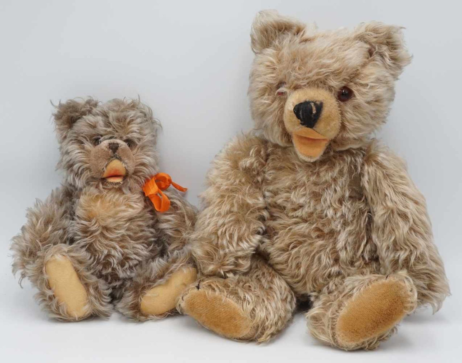 Zwei Zotty Teddybären von Steiff und Teddy Hermann1) Steiff Zotty, um 1950, Mohair, Holzwolle,